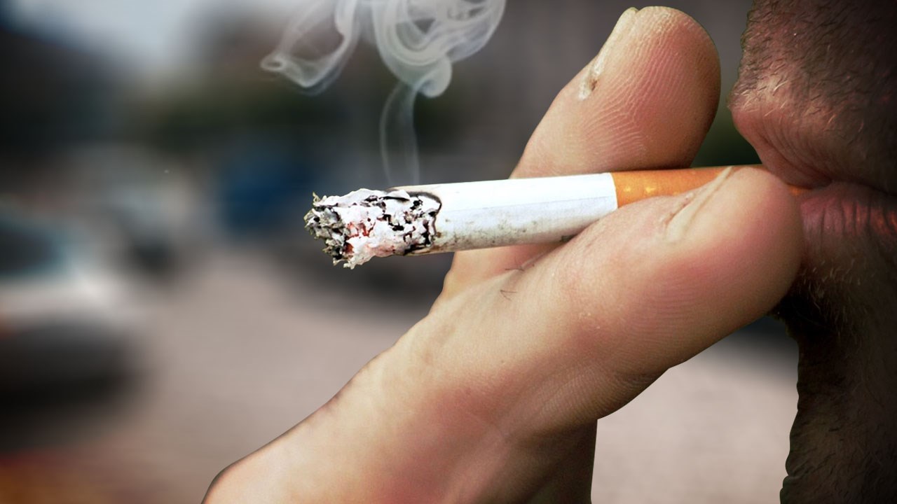 how many cigarettes does john daly smoke a day Immeasurable amounts of steez  John Daly is known for doing things his  own way. While most golfers stick to strict routines, he's been seen smoking  and drinking Diet Coke mid-round, and