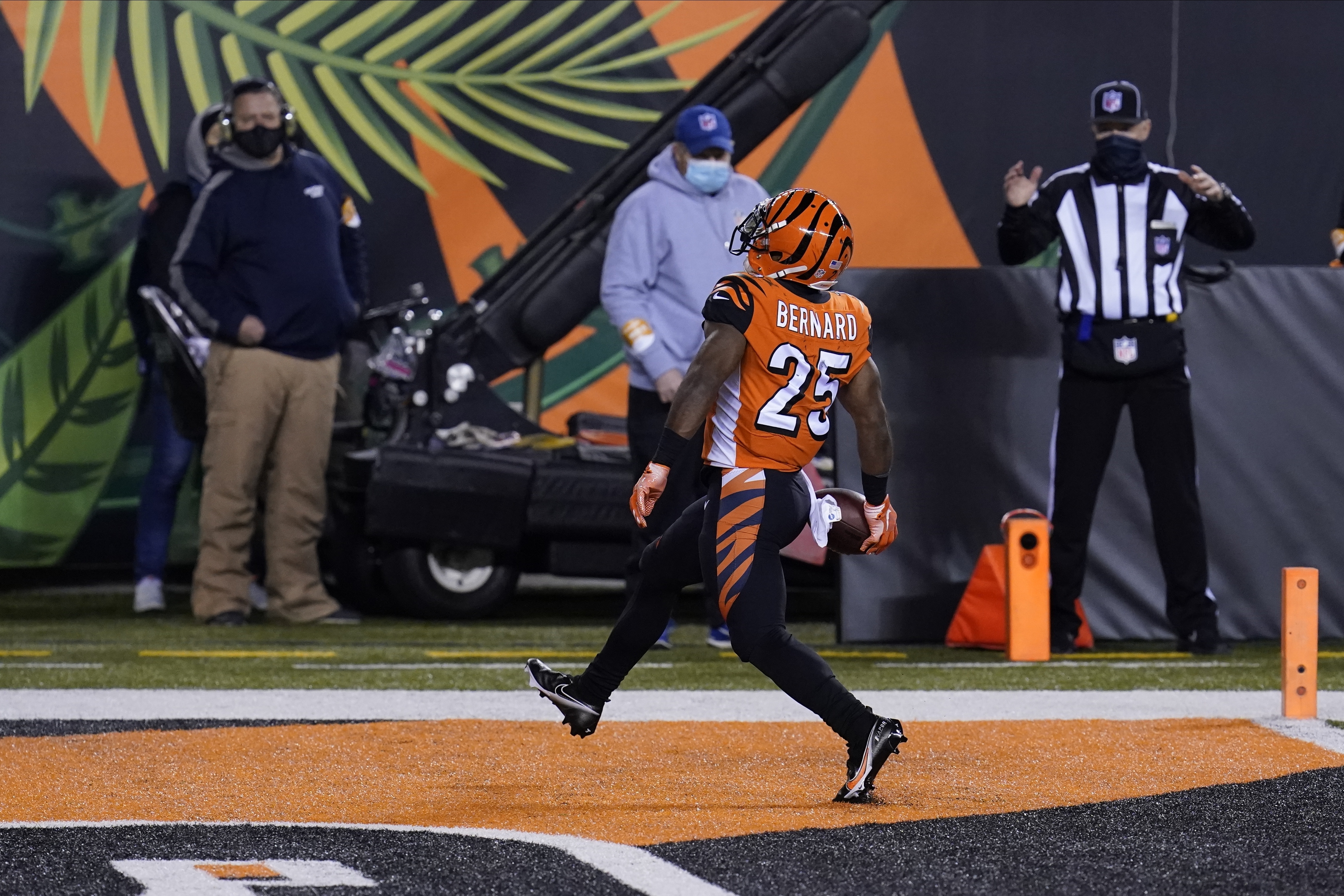 Bengals much better than advertised when Giovani Bernard starts