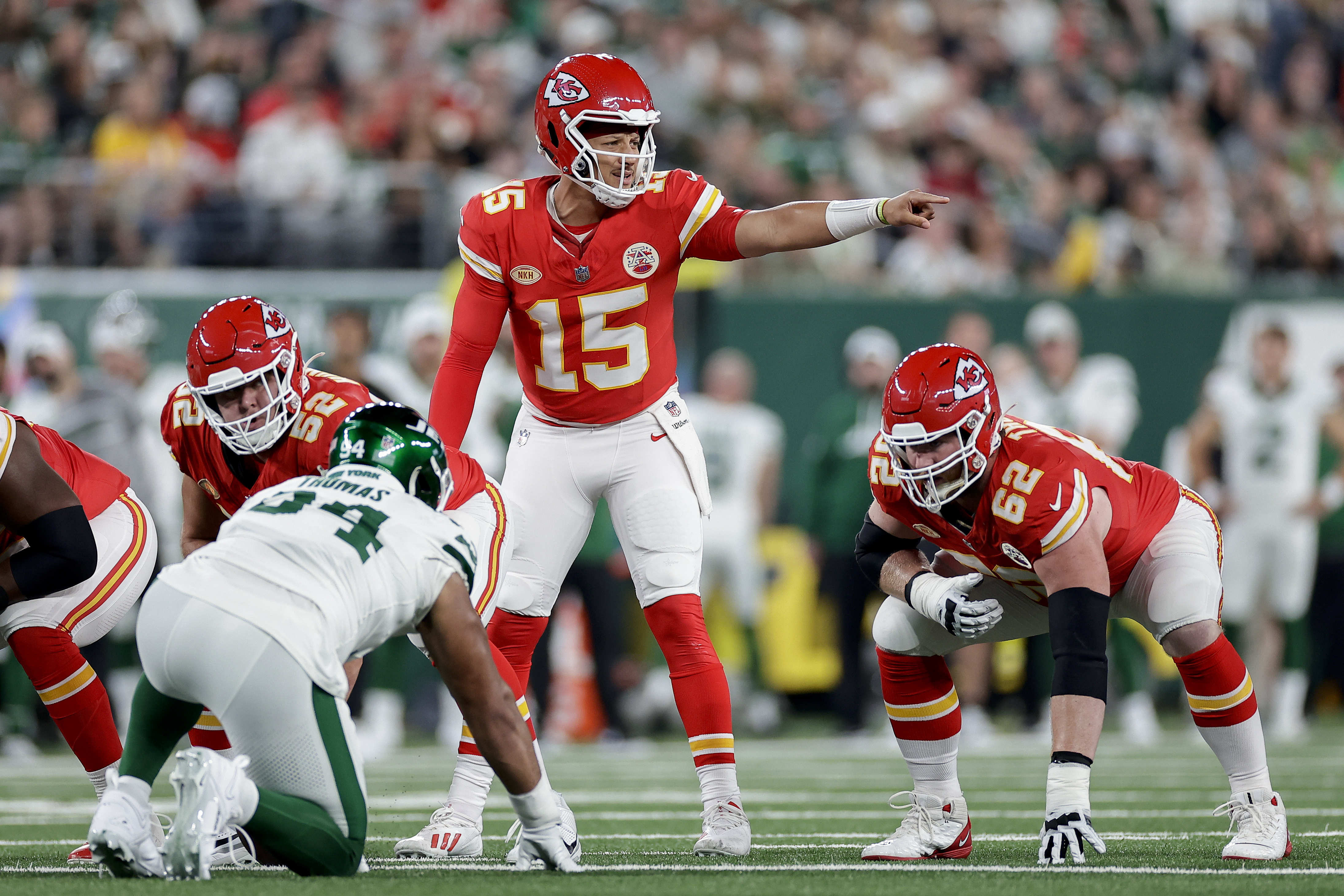 Mahomes, Chiefs hold on to beat Jets 23-20 with Swift, Rodgers