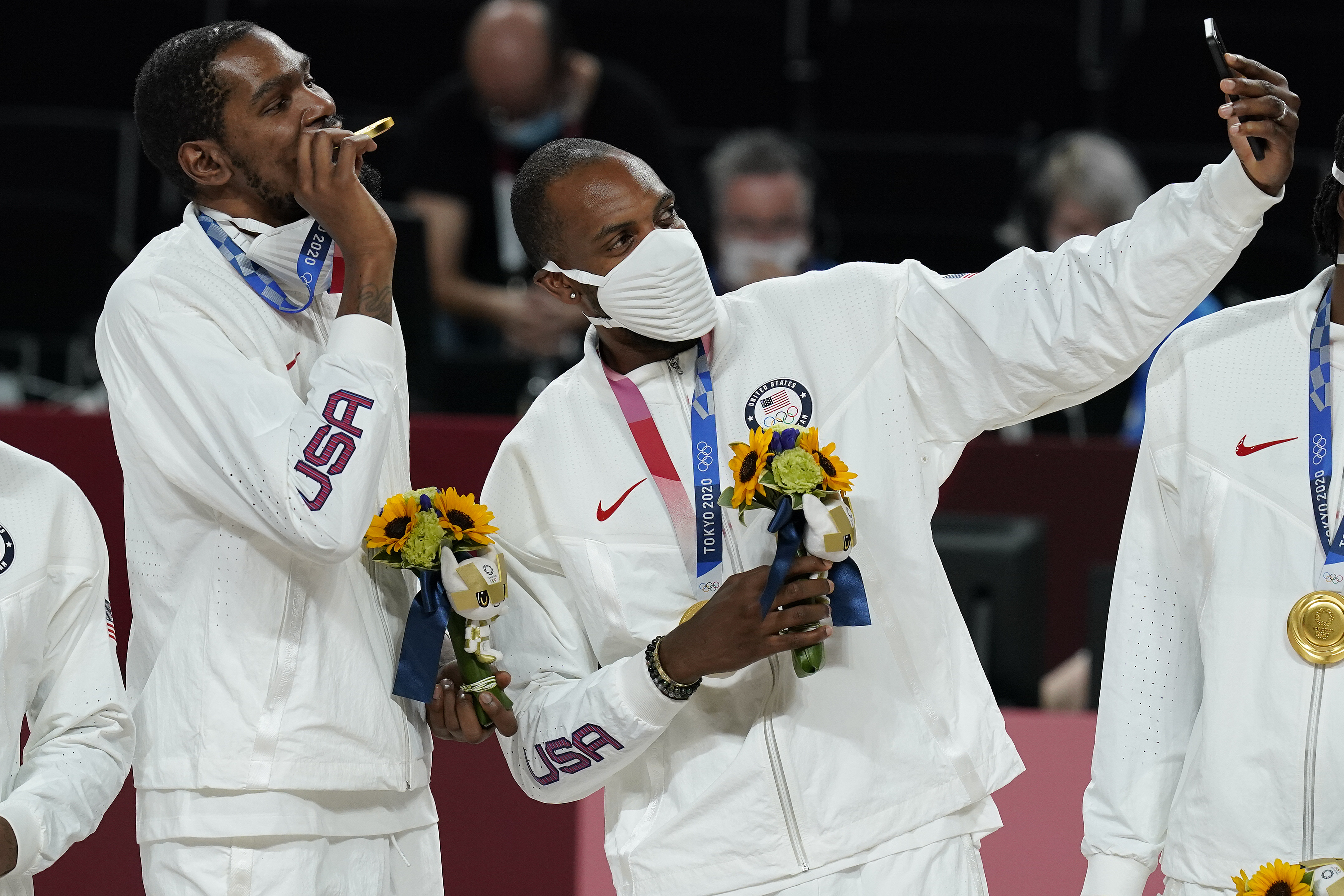 Tokyo Olympics: U.S. wins men's basketball title, beating France 87-82