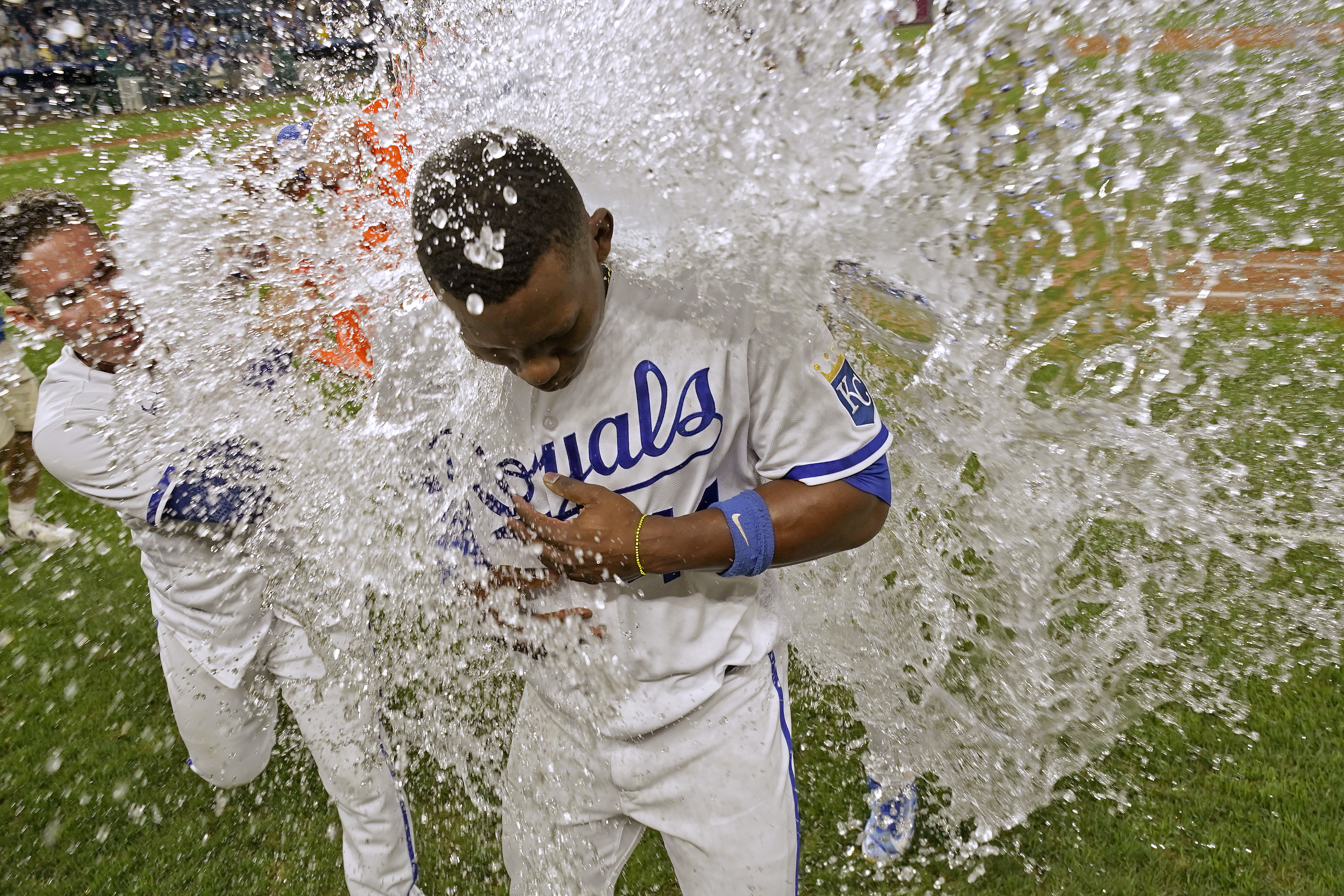 Royals lose 4-1 to Blue Jays in Merrifield's return to KC Kansas