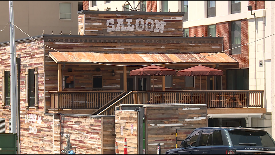 Peyton Manning opens Tennessee Vols themed Saloon 16 in Knoxville