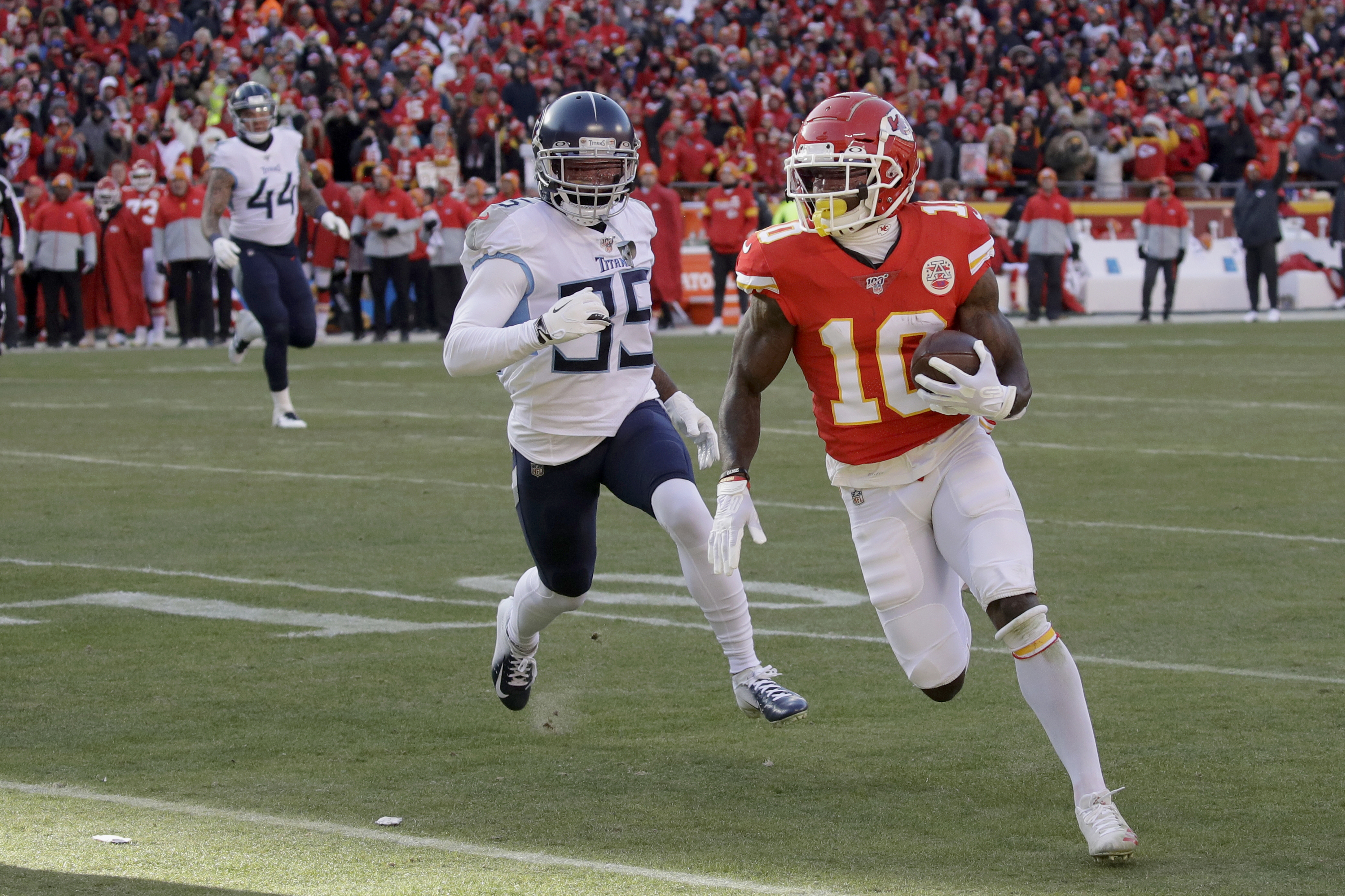 Tyreek Hill pretends to urinate on field during pregame intros