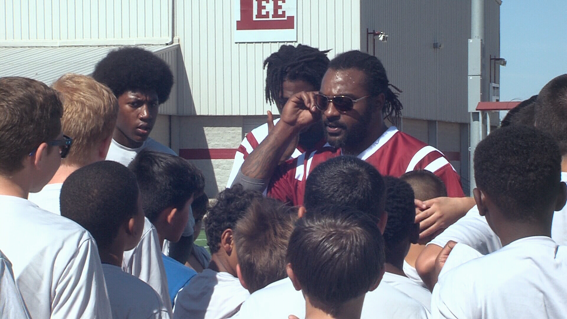 Former Texas star RB Cedric Benson reportedly dies in wreck in Austin