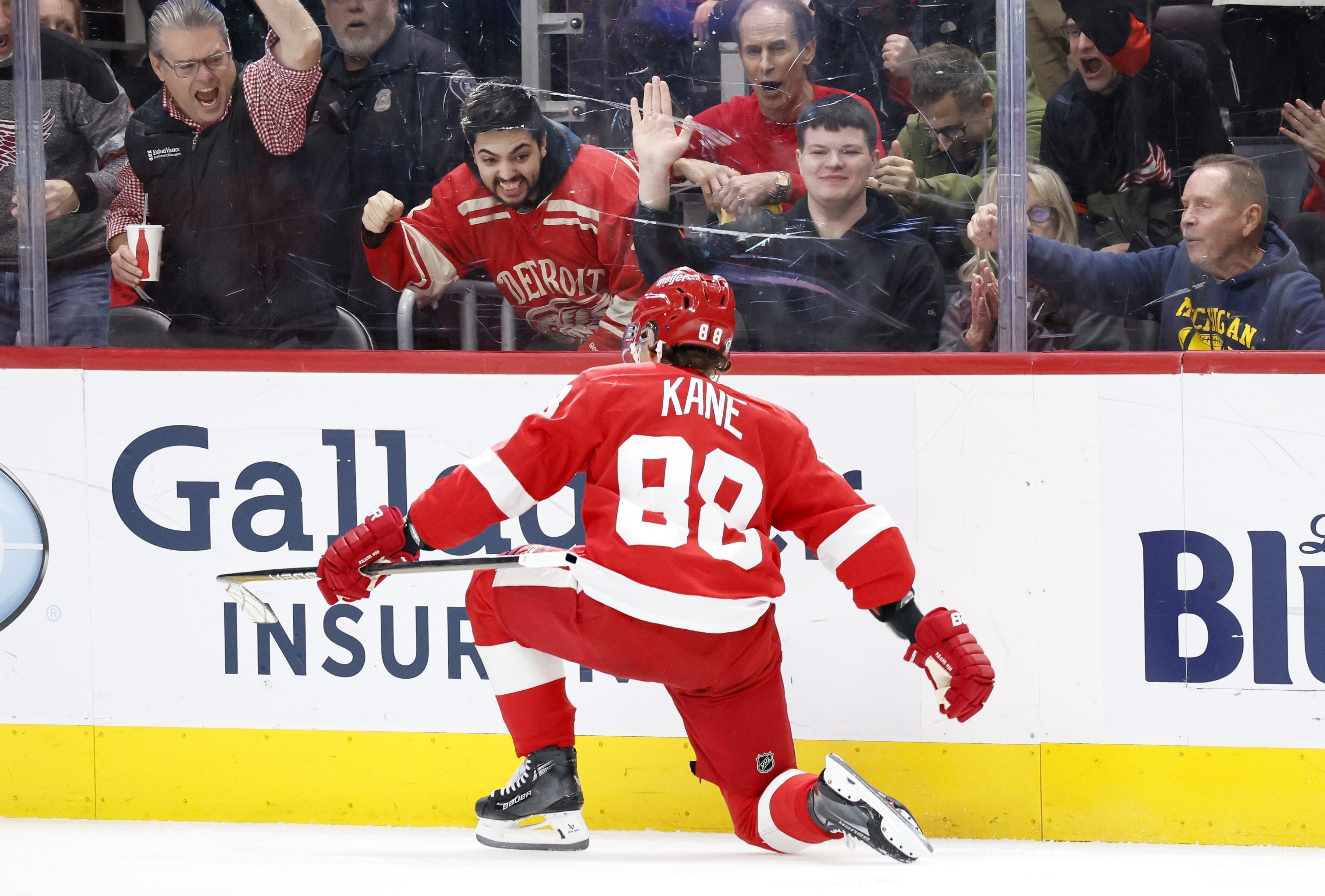 Patrick Kane scores go-ahead goal and Red Wings down Flyers 6-4