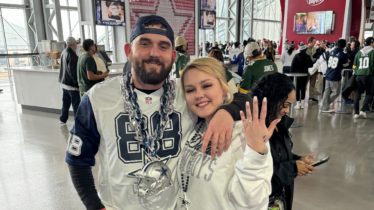 Cowboys-loving couple get engaged at wild-card playoff game
