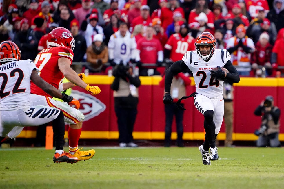 NFL playoffs: Bengals win streak hits 10, 49ers also advance