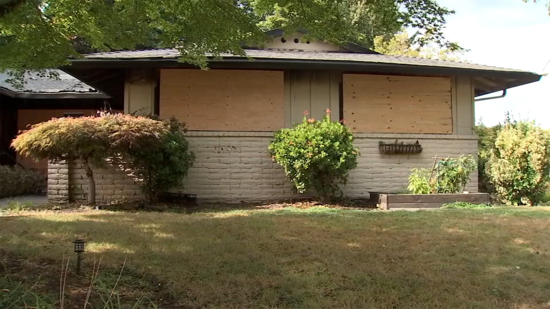 Police: Man found dead after standoff ends with house fire in Lake