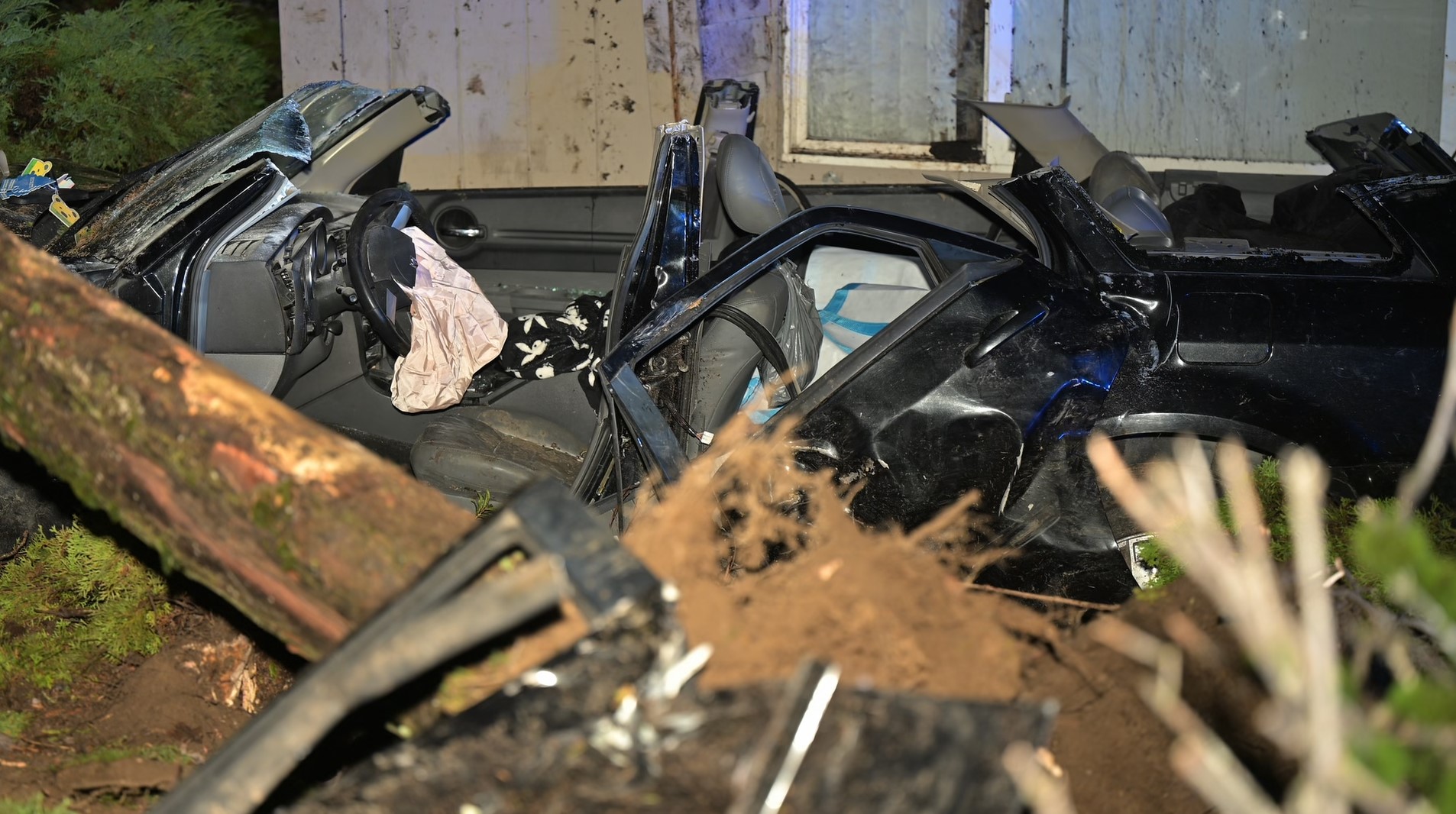 Serious crash damages cars, apartment building in NE Portland