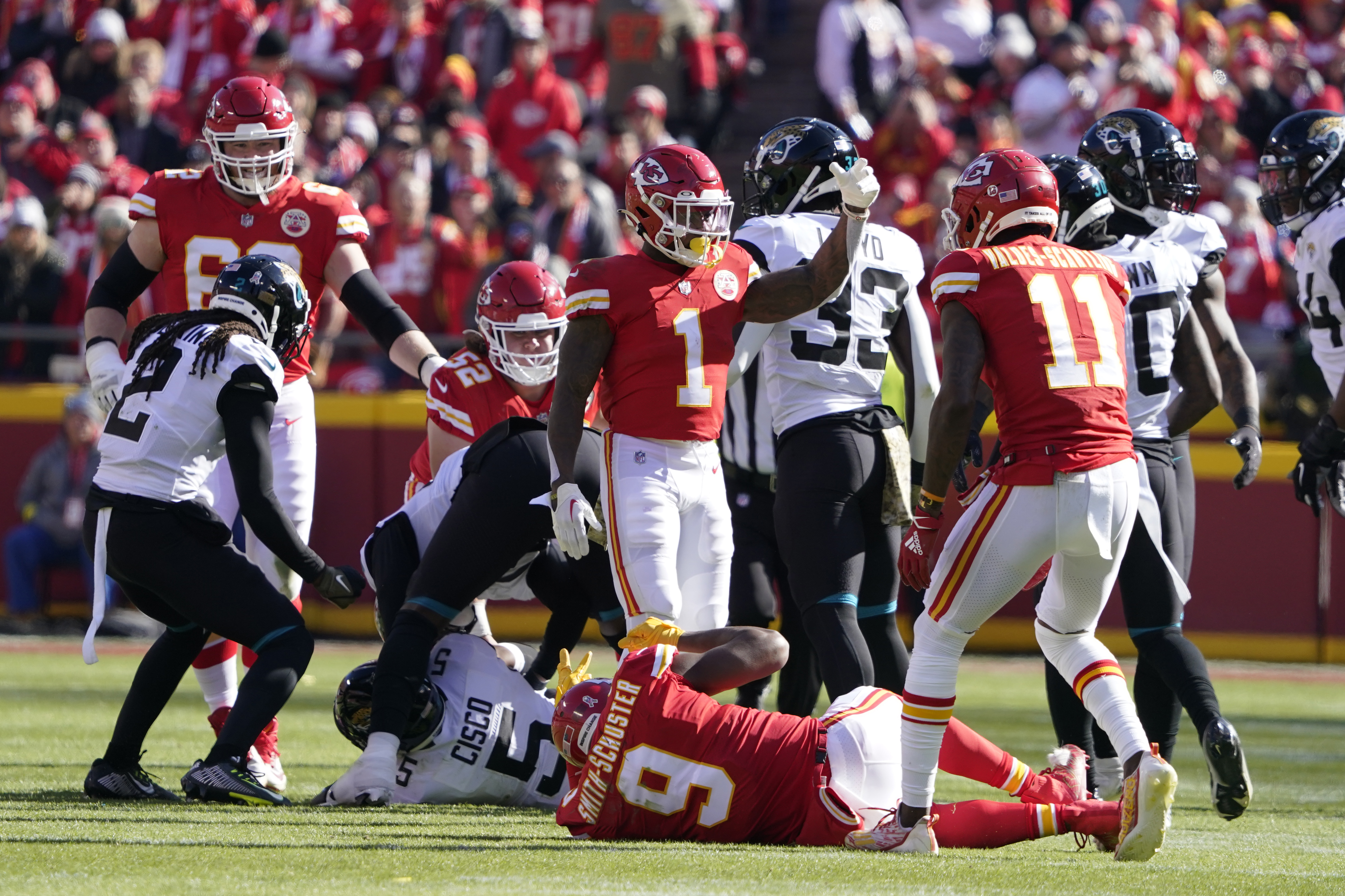 KC Chiefs WRs Smith-Schuster, Toney at Super Bowl practice