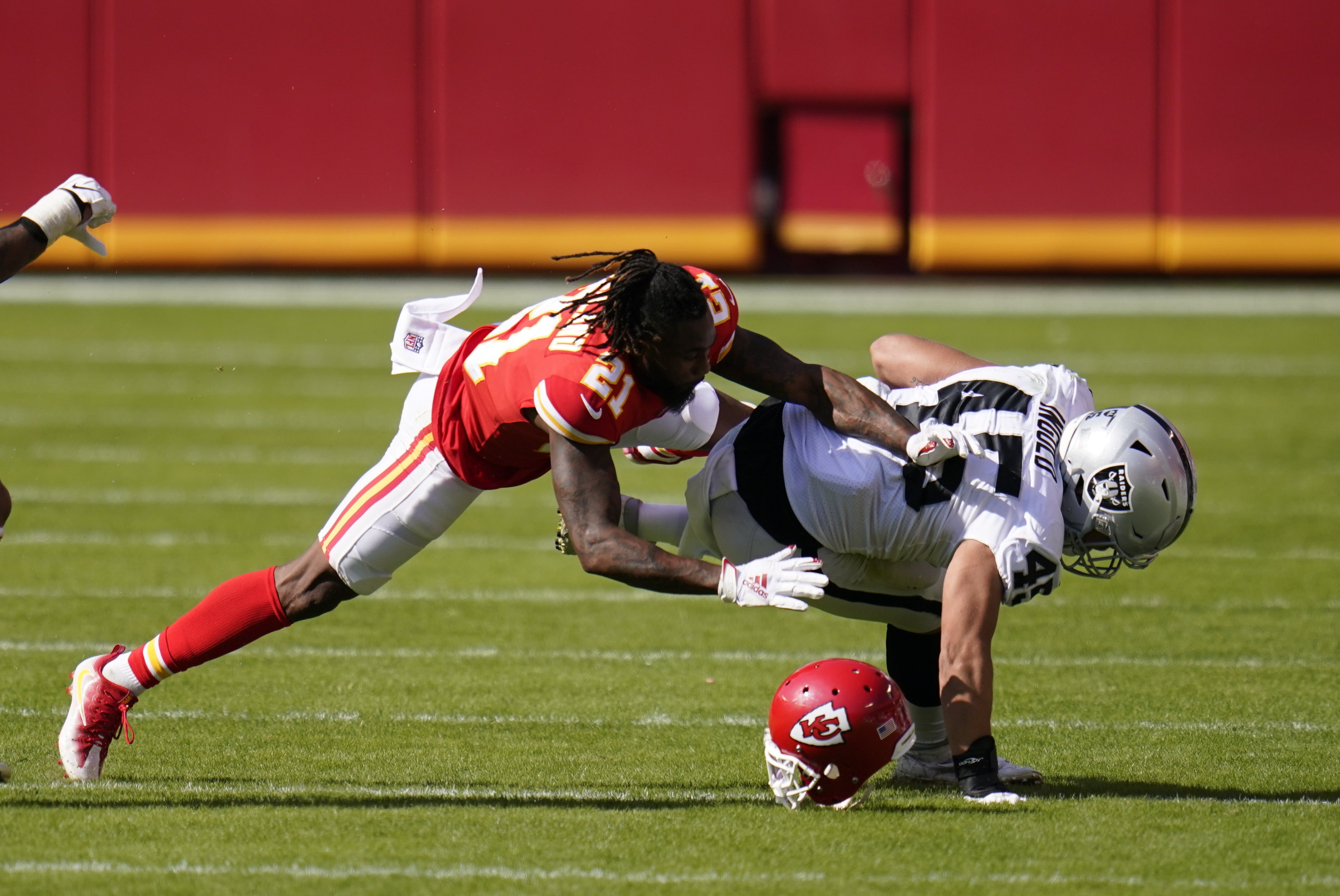 Carr helps Raiders snap Chiefs' 13-game win streak, 40-32