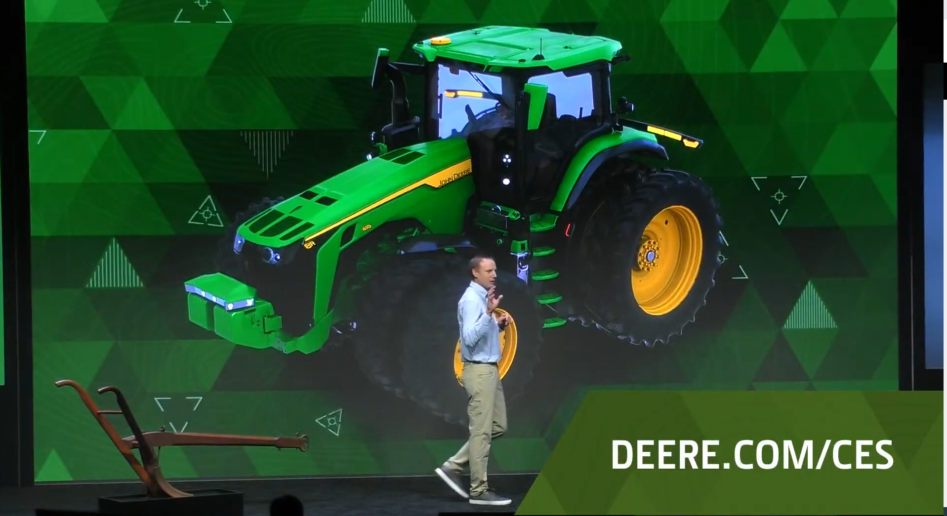 John Deere reveals fully autonomous tractor at CES 2022