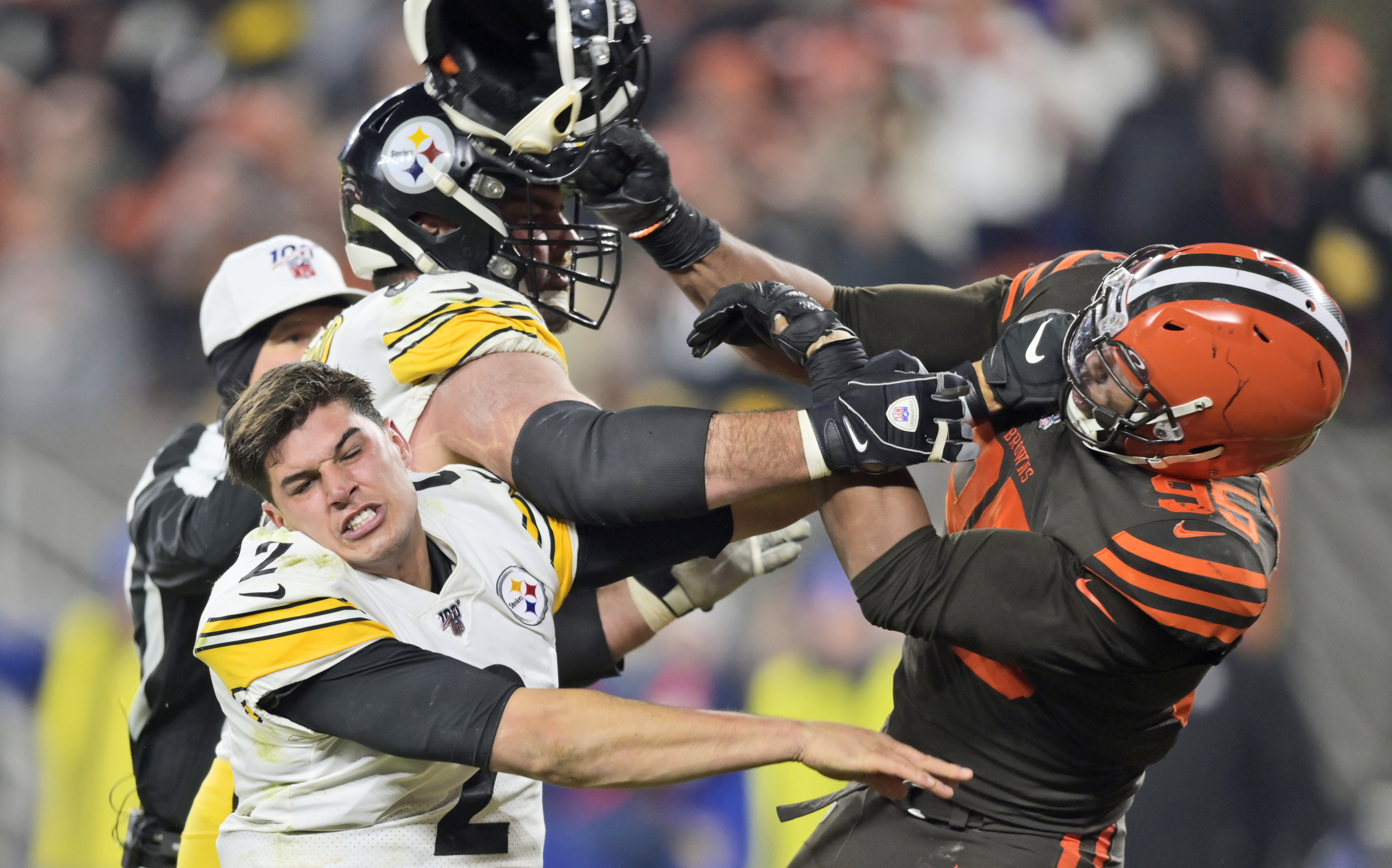 Cleveland Browns defensive end Myles Garrett (95) is punched by