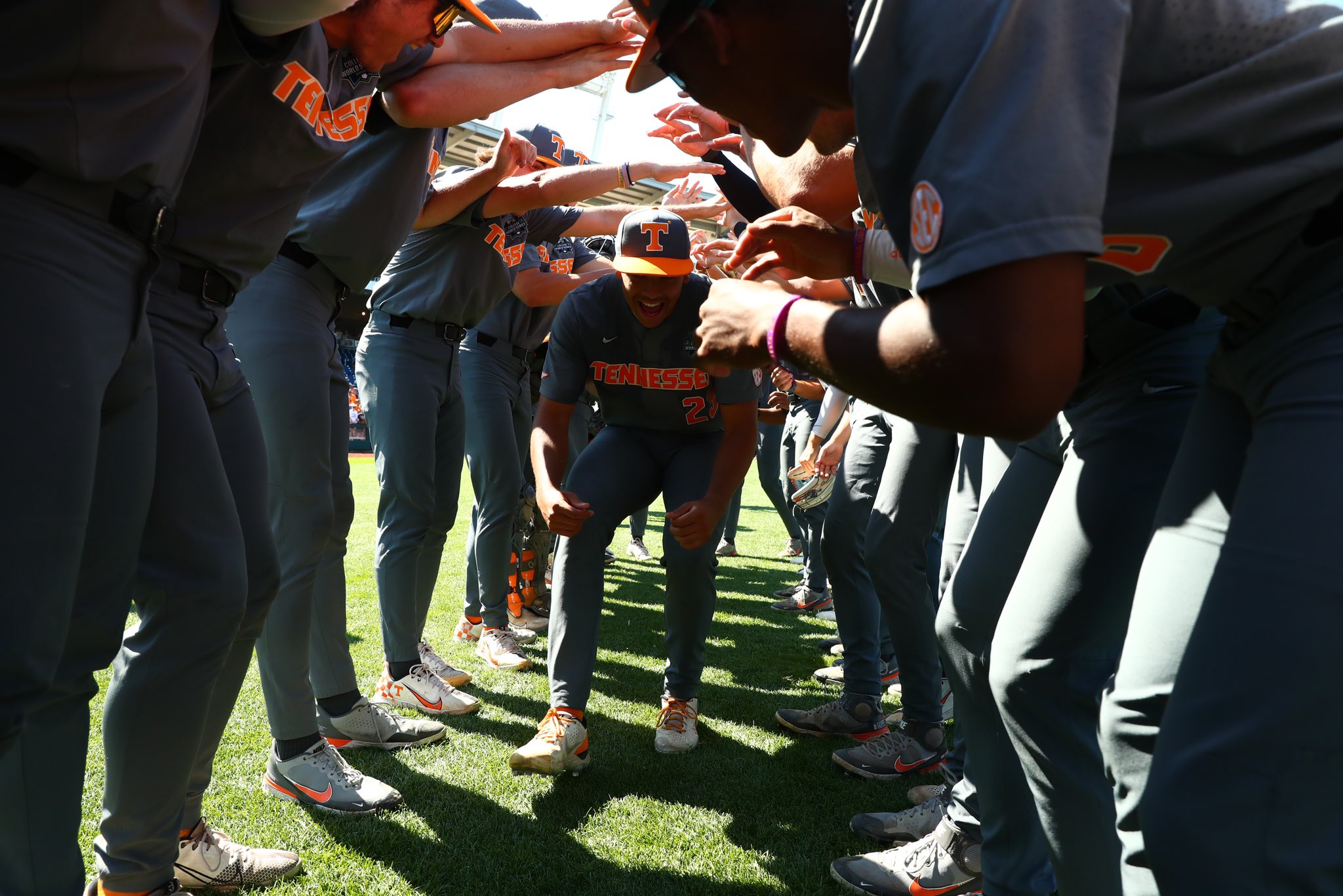 Vols use big 9th inning rally to advance to Super Regionals 9-6