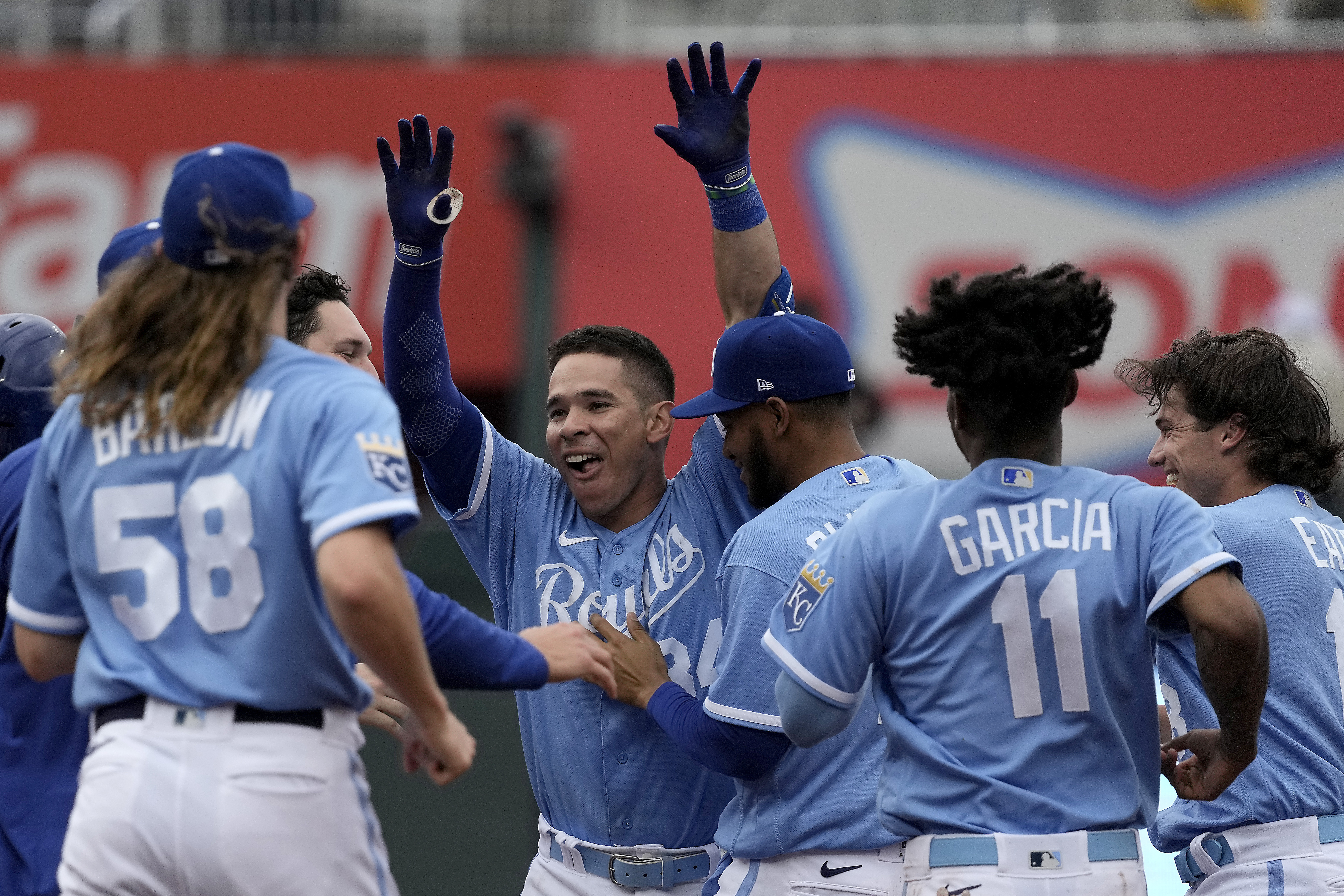 Fermin's bunt in ninth gives Royals win over White Sox