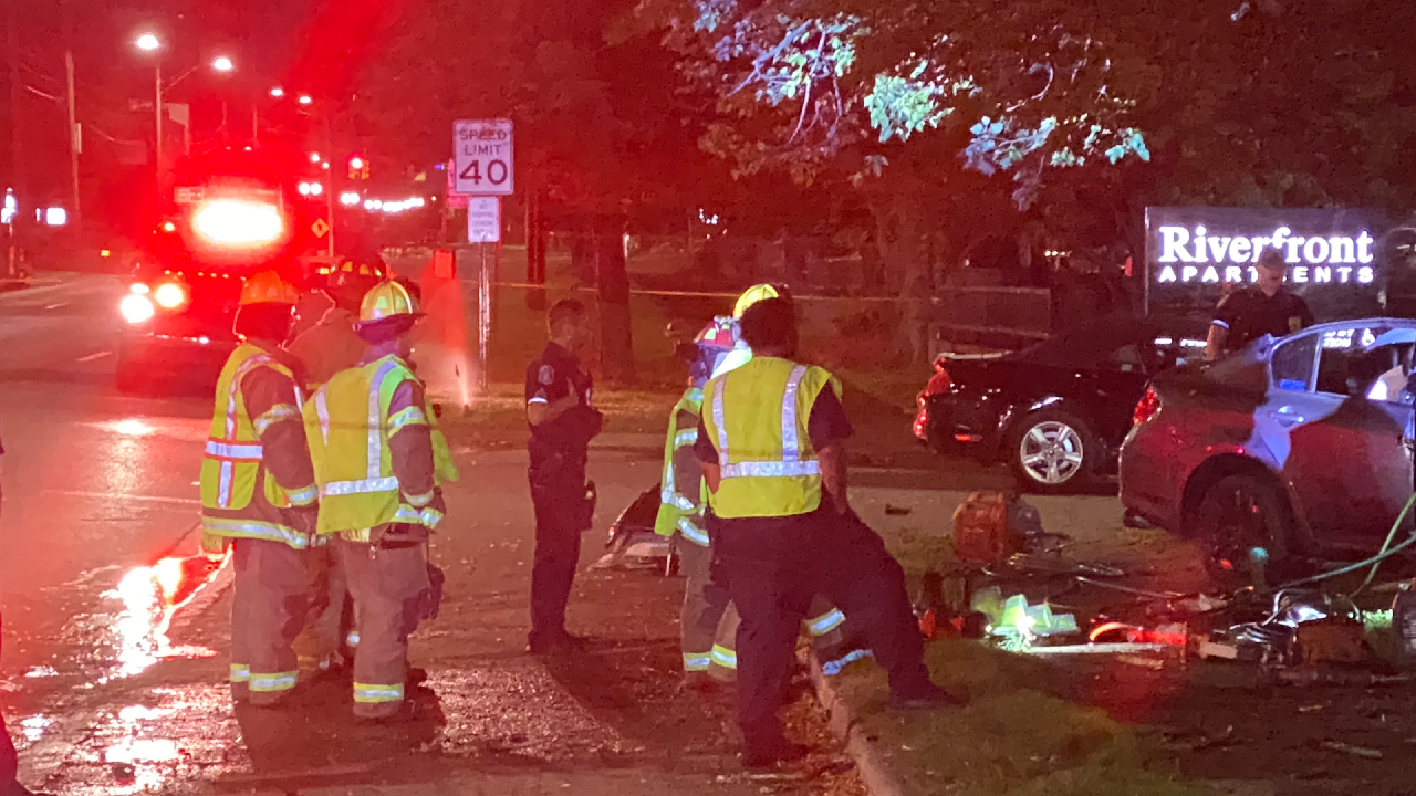 One driver injured after car crash in Lansing