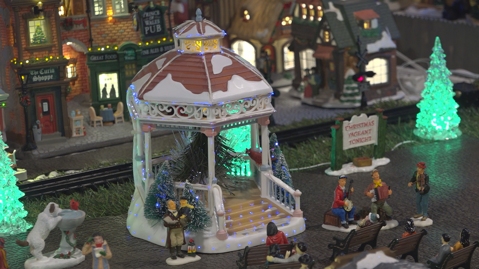 y Holiday Village クリスマスデコレーション Holiday Living Tabletop Decoration at Lowes.com