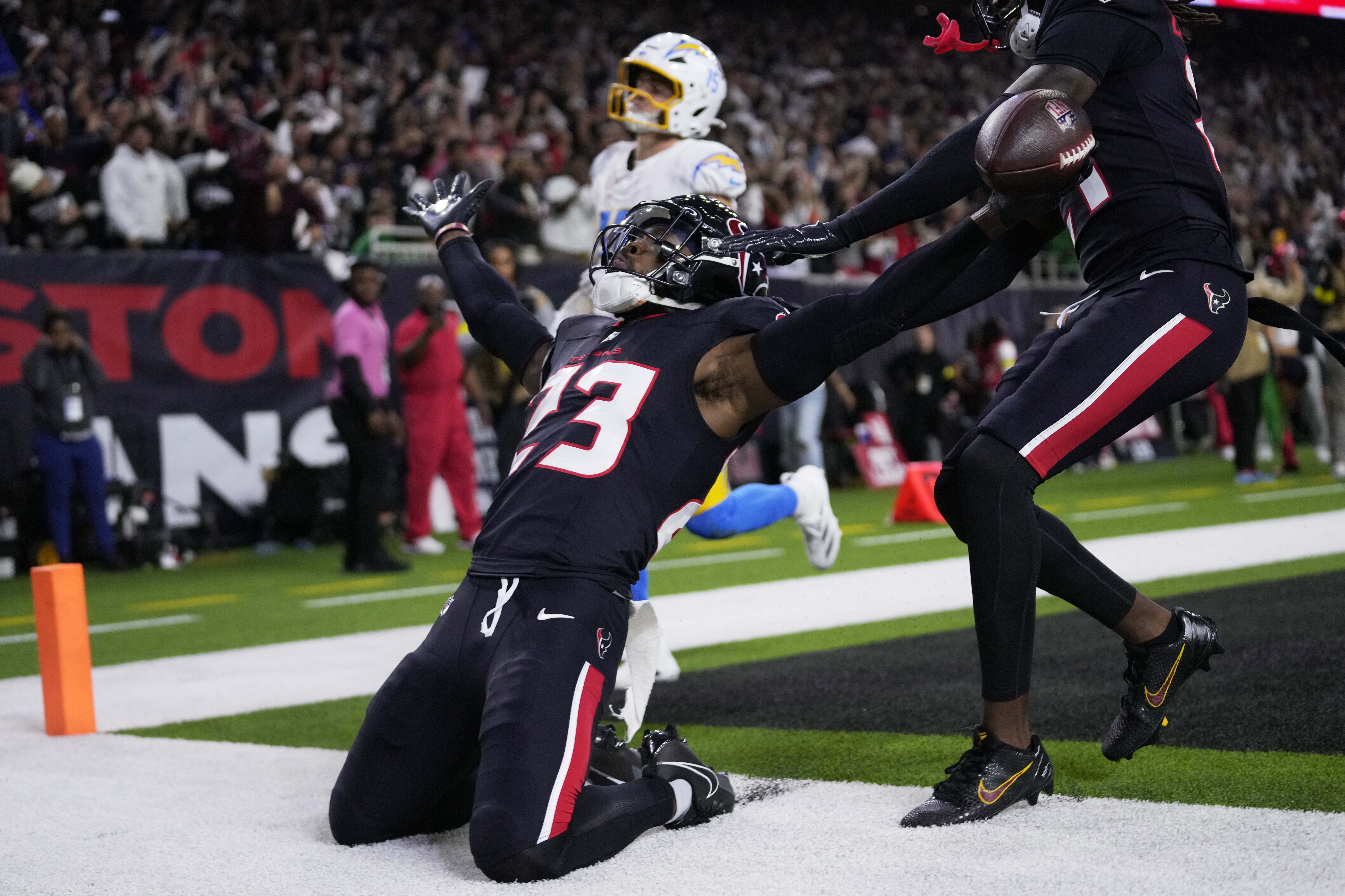 Texans intercept Herbert a career-high 4 times in a 32-12 win over