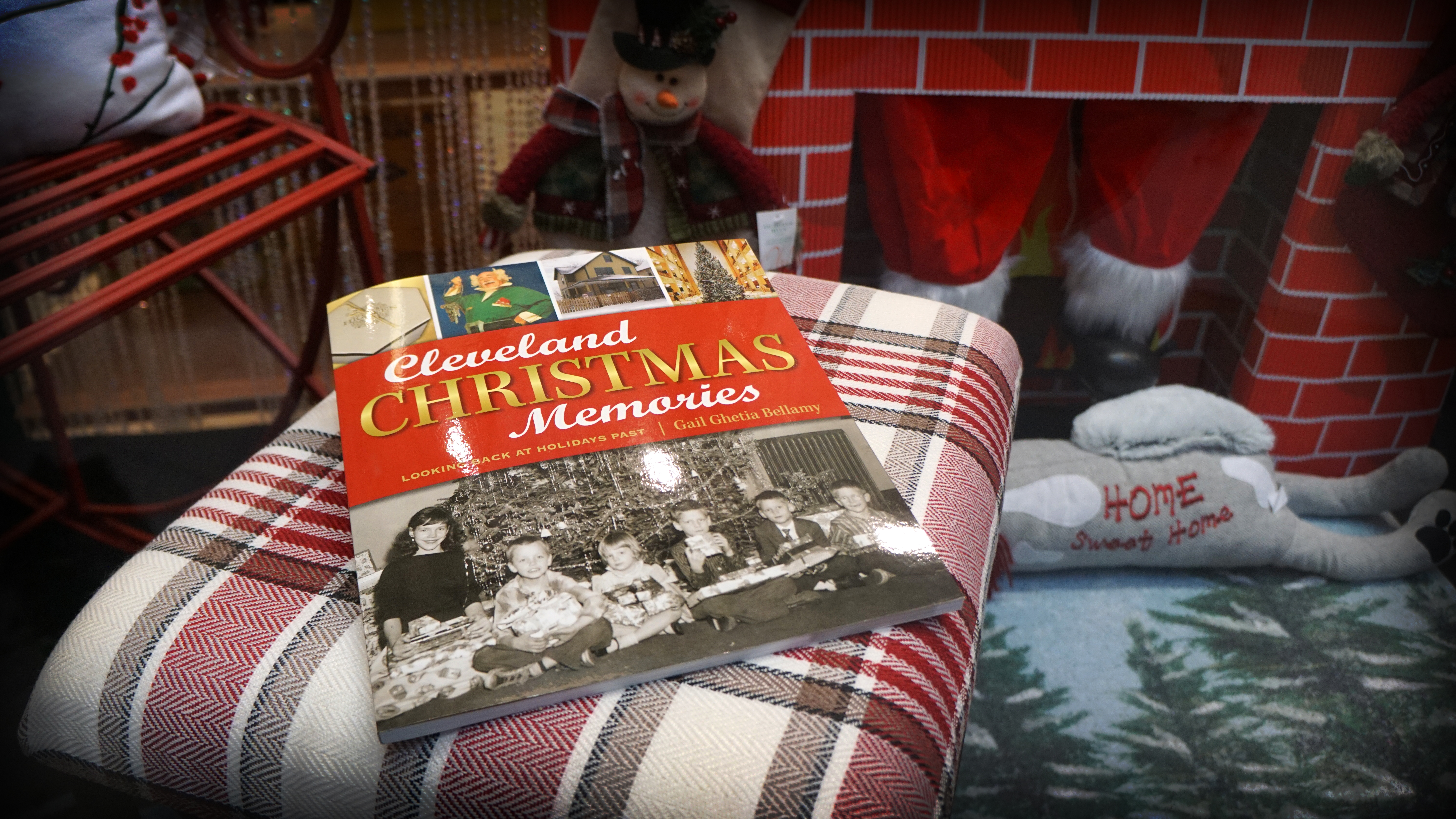 Cleveland Christmas Memories: Looking Back at Holidays Past [Book]