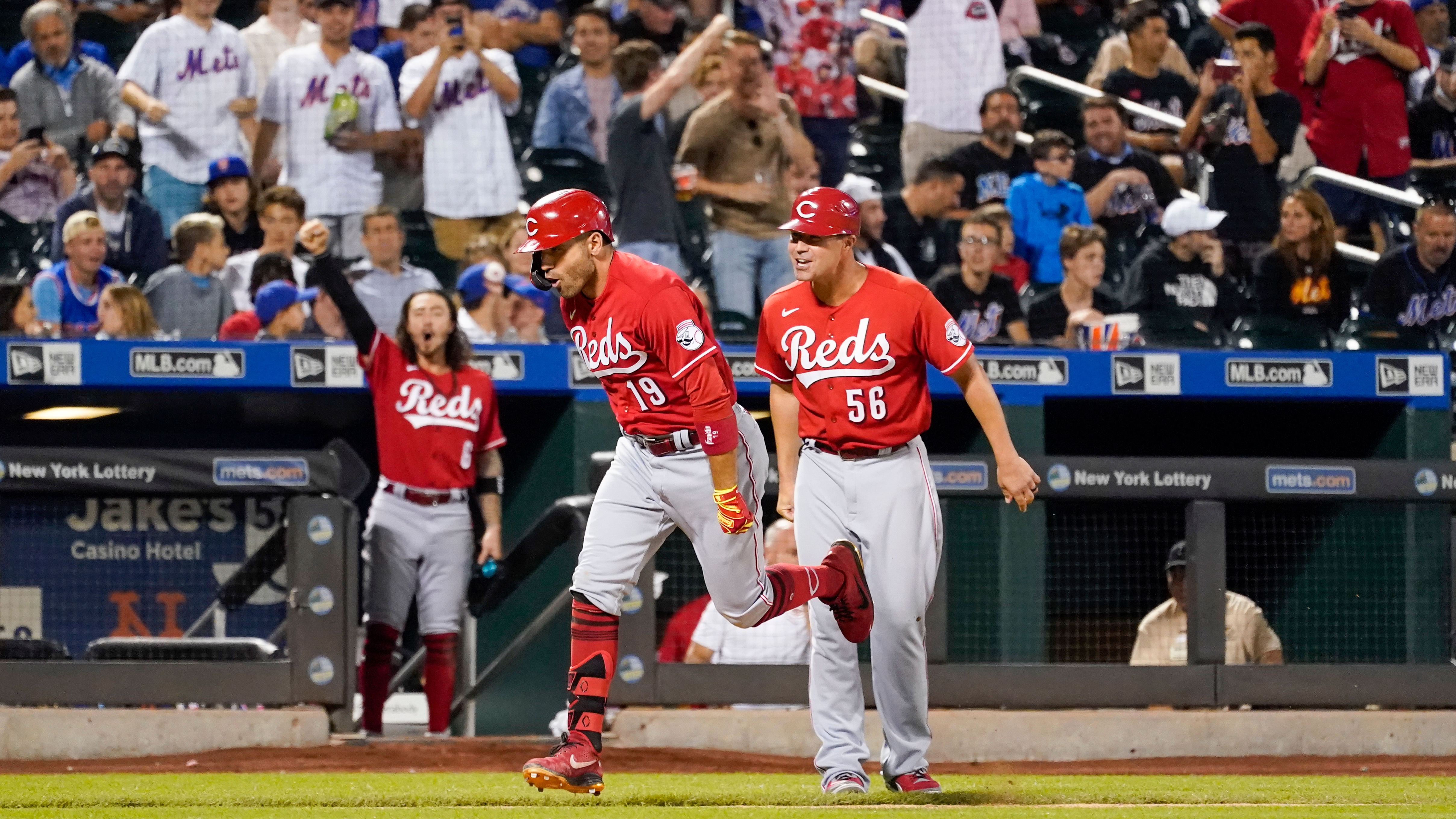 Reds' Joey Votto sets franchise record, homering in six straight games