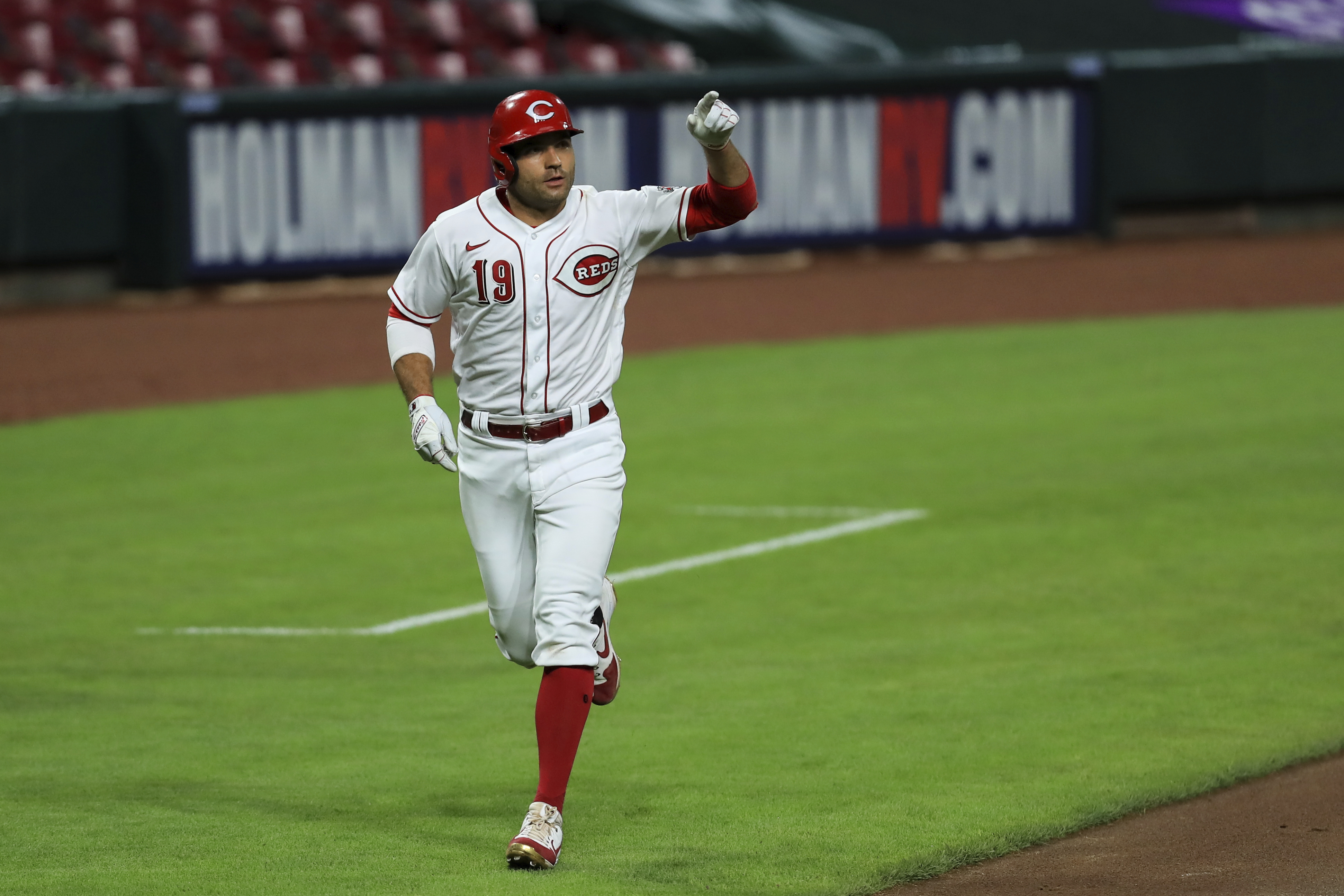 Reds' Joey Votto tests positive for COVID-19, placed on IL