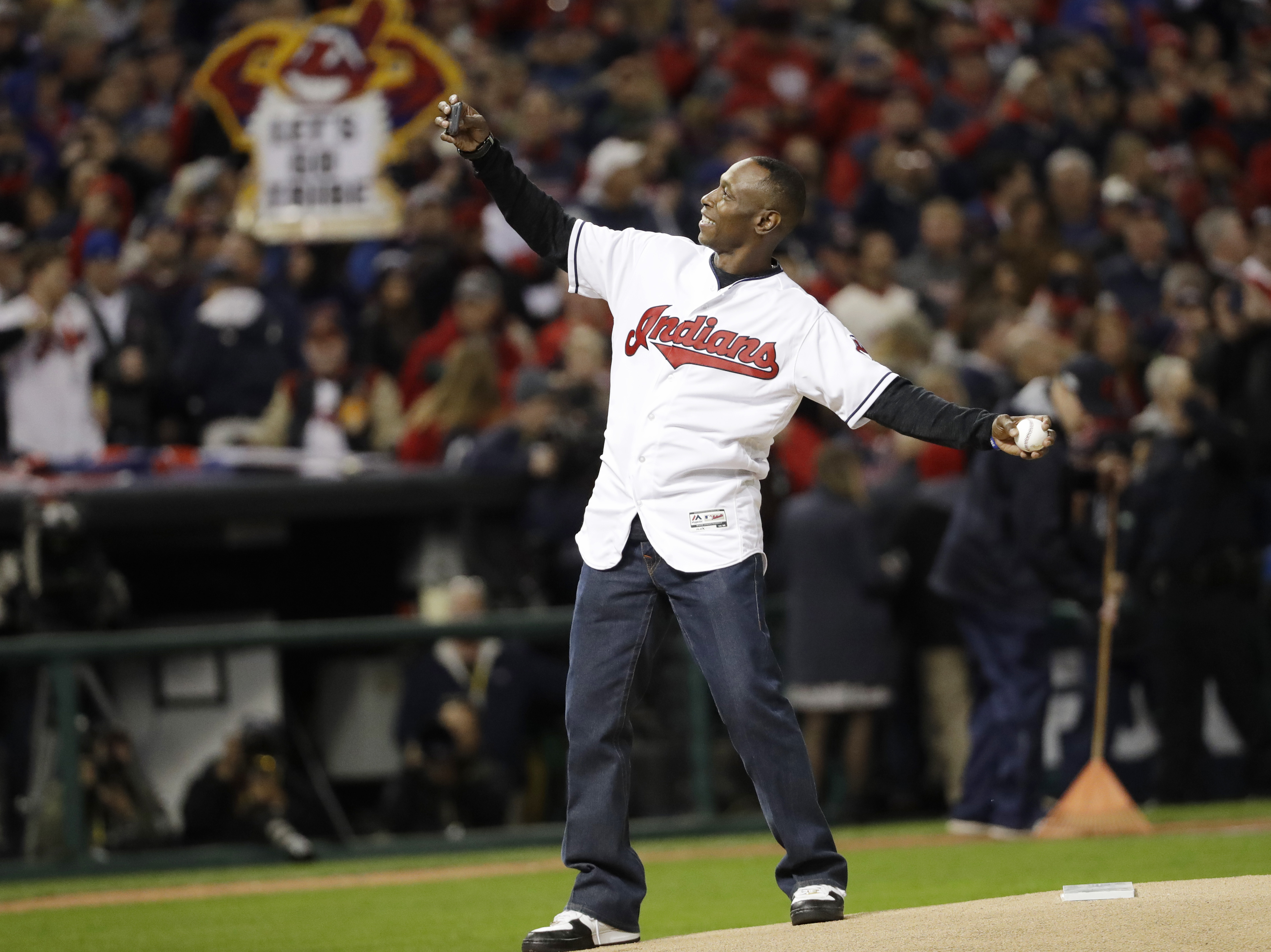 Cleveland Indians outfielder Kenny Lofton, left, talks with