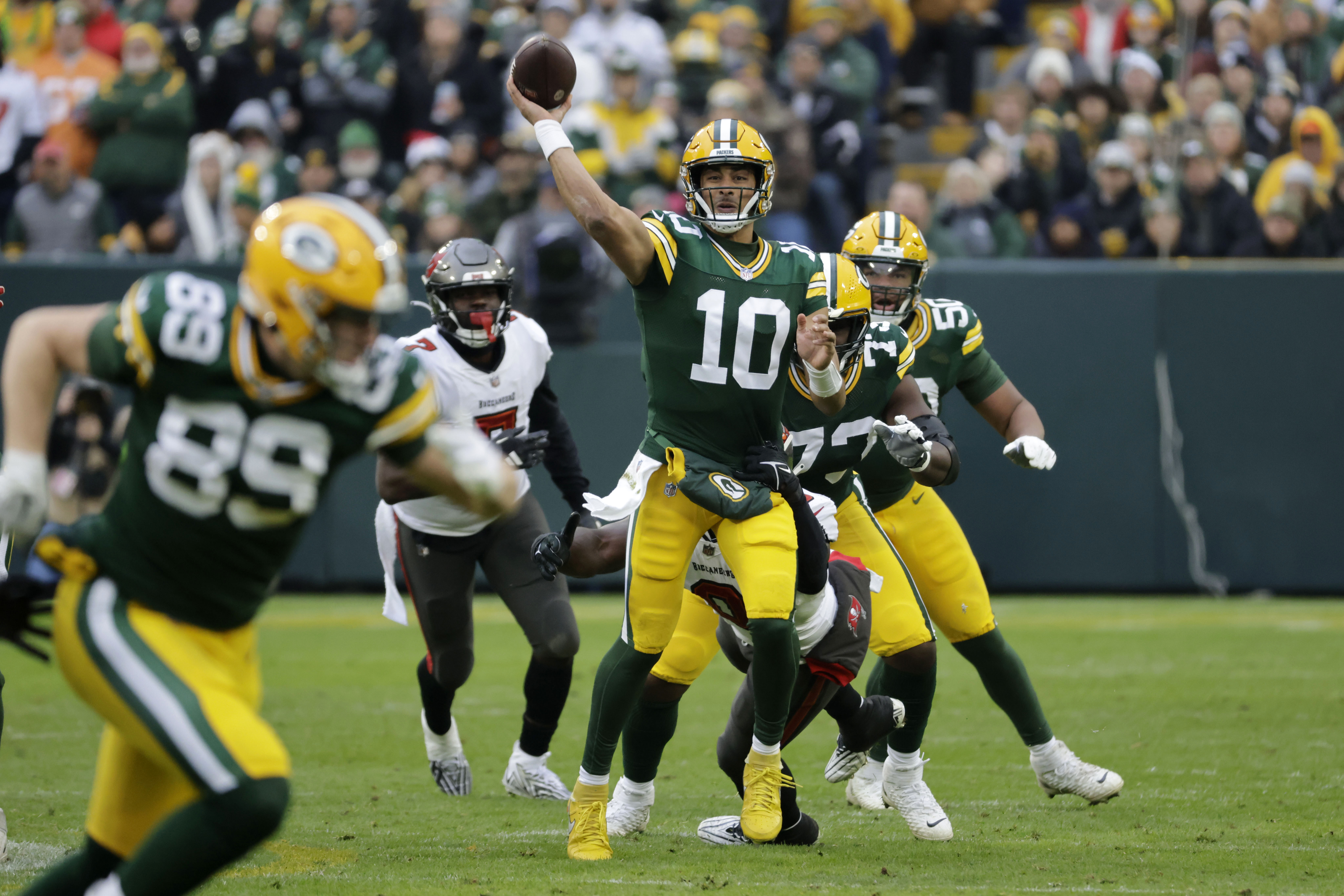Packers' defense gashed by Tampa Bay, lose 34-20
