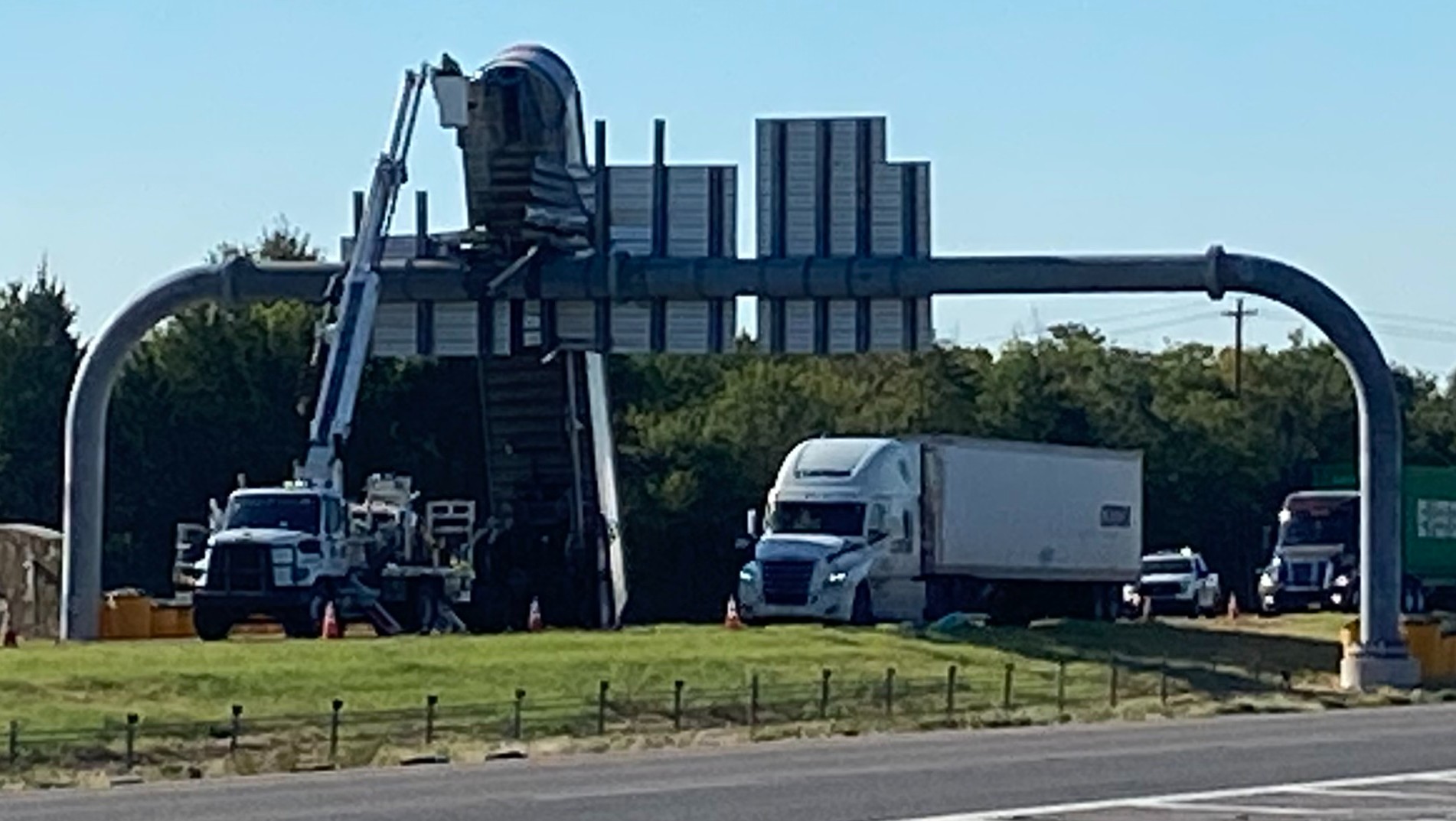 I-35 narrowed in Ardmore after semi trailer hits overhead sign
