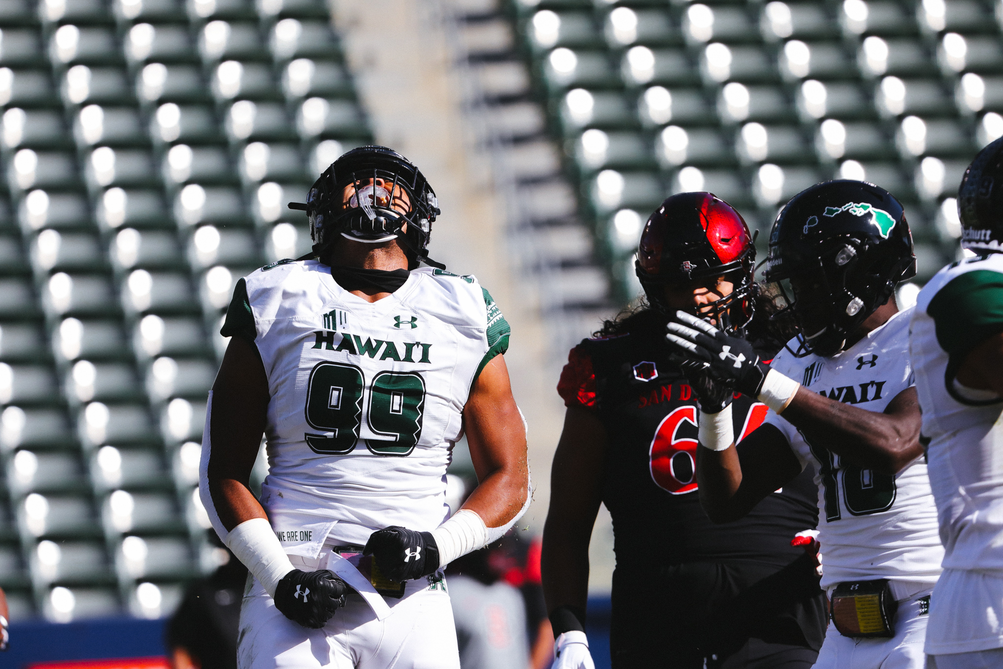 UH's Jonah Laulu remains positive despite tough loss to the Aztecs, image size:2048x1365