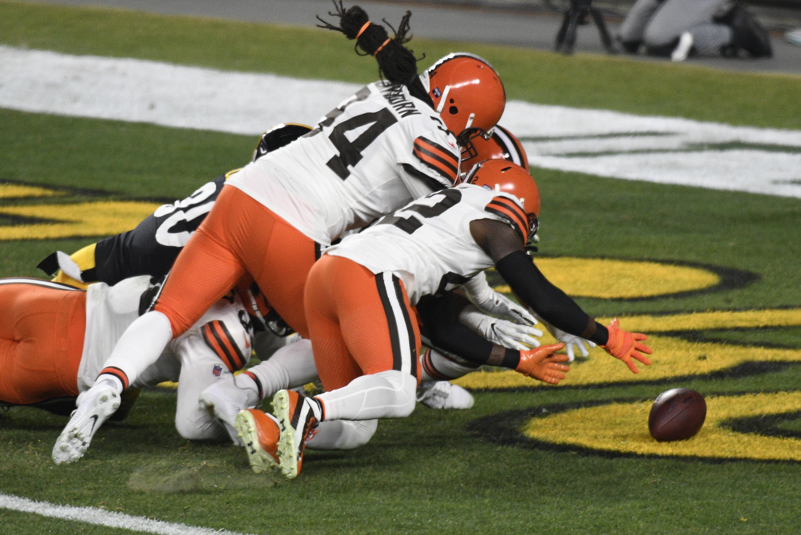 Stunning first quarter lifts Browns over Steelers for first playoff win  since 1994 season