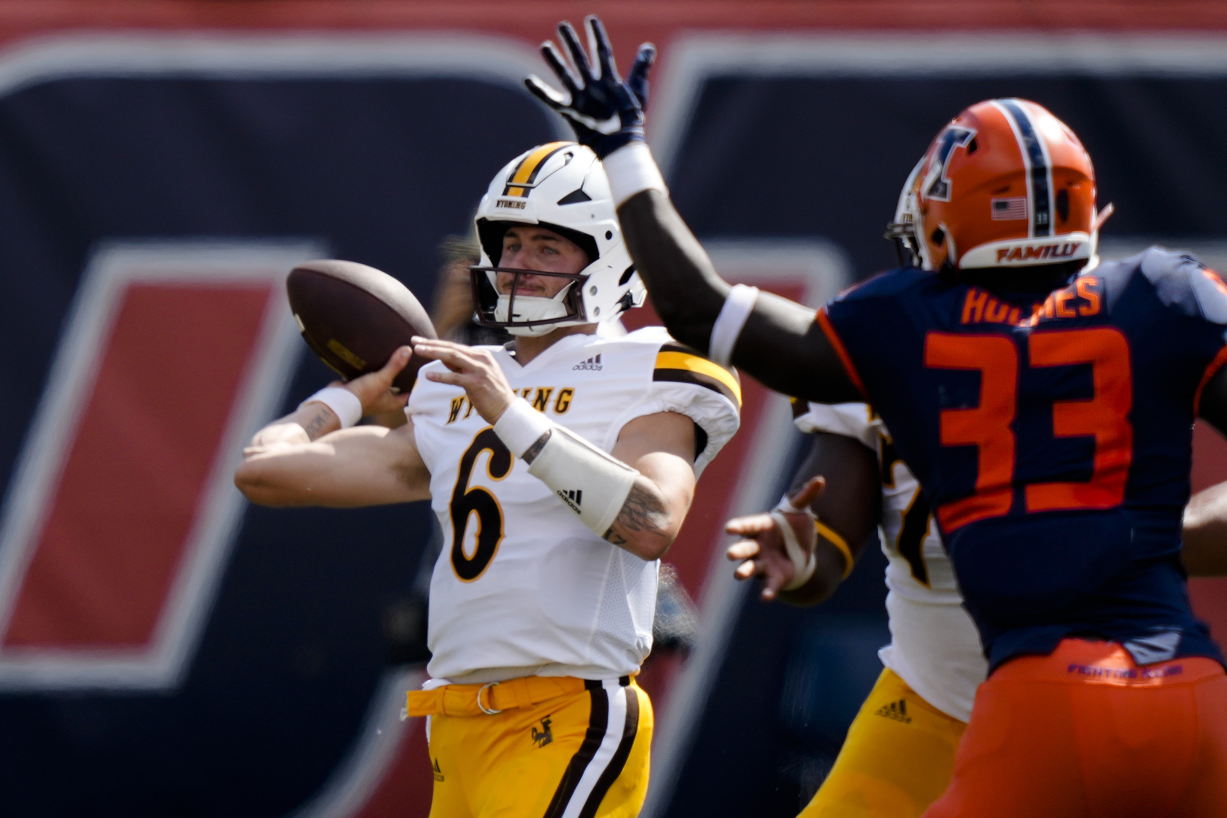 Wyoming Football: First Look at the Illinois Fighting Illini