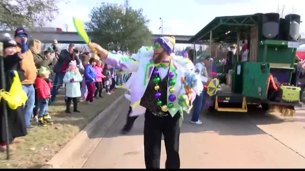 103-year-old woman celebrates Mardi Gras, watches 80-year-old daughter in  parade