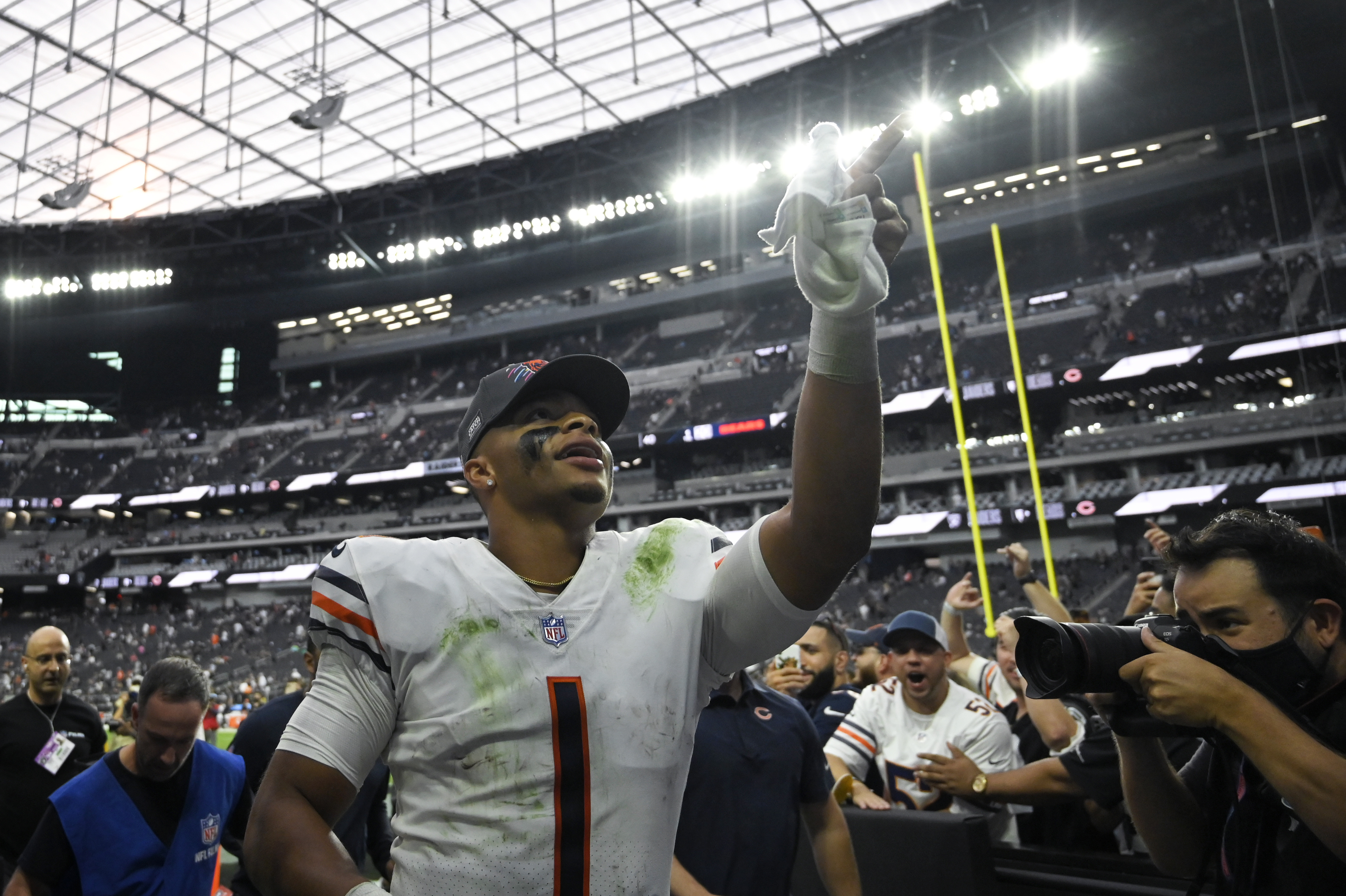 Fields throws 1st TD pass, Bears' defense dominates in Vegas, Taiwan News