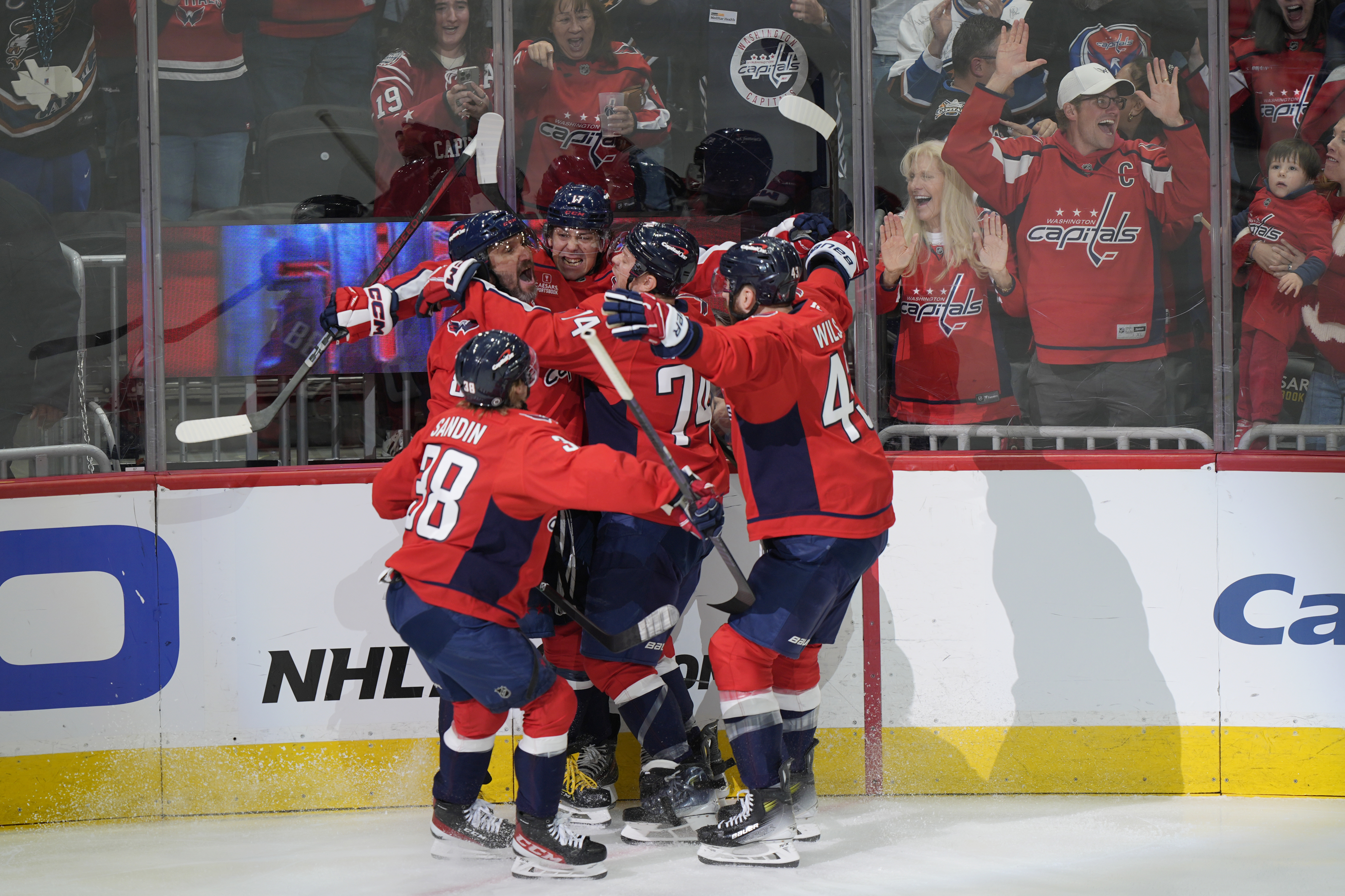 Alex Ovechkin ties Wayne Gretzky's NHL record with his 894th goal