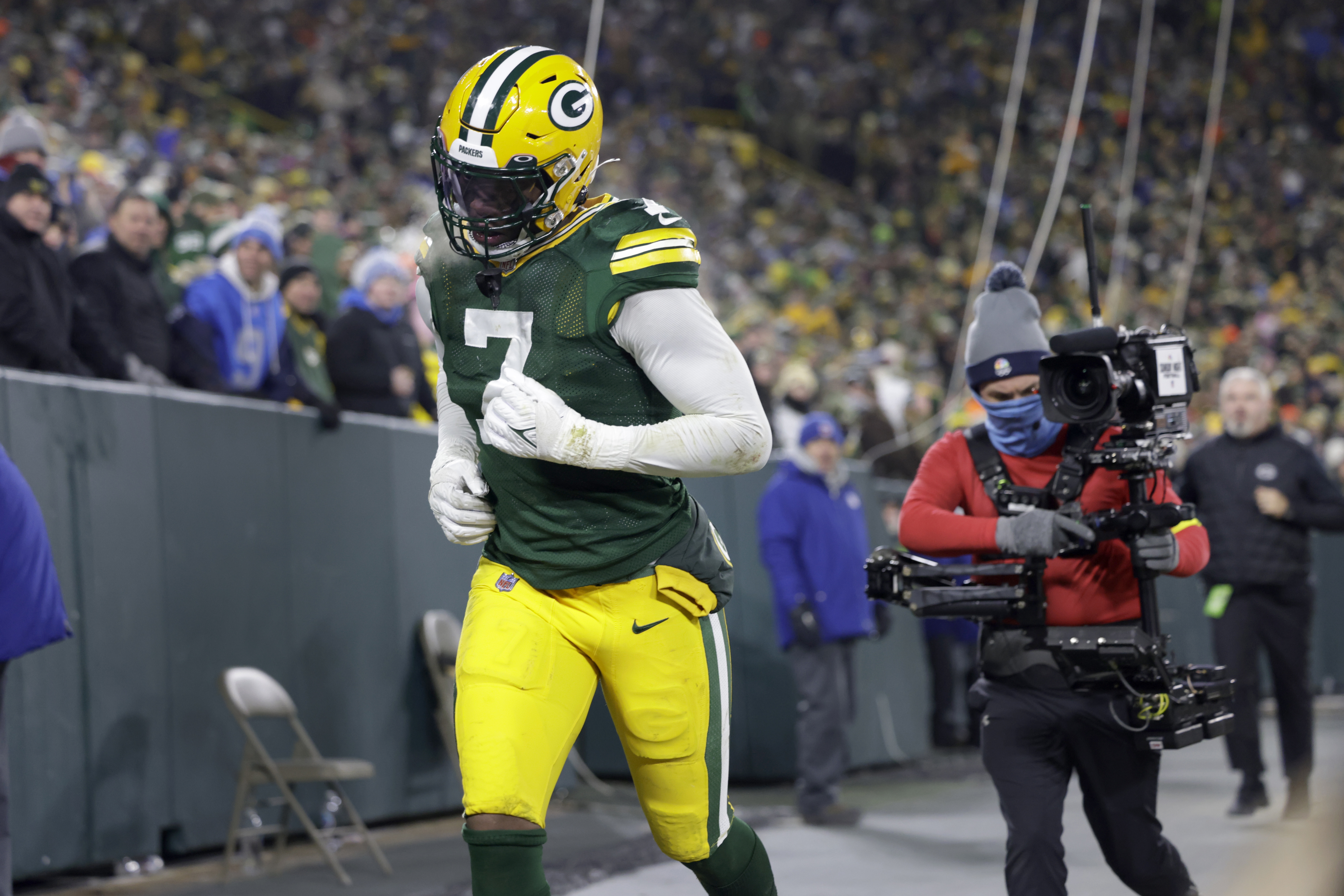 WATCH: Packers defender Quay Walker ejected for pushing Bills