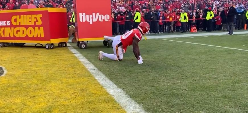 Tyreek Hill pretends to urinate on field during pregame intros