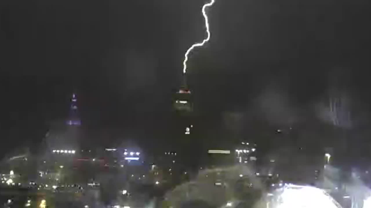 WATCH: Lightning strikes downtown Cleveland Key Tower