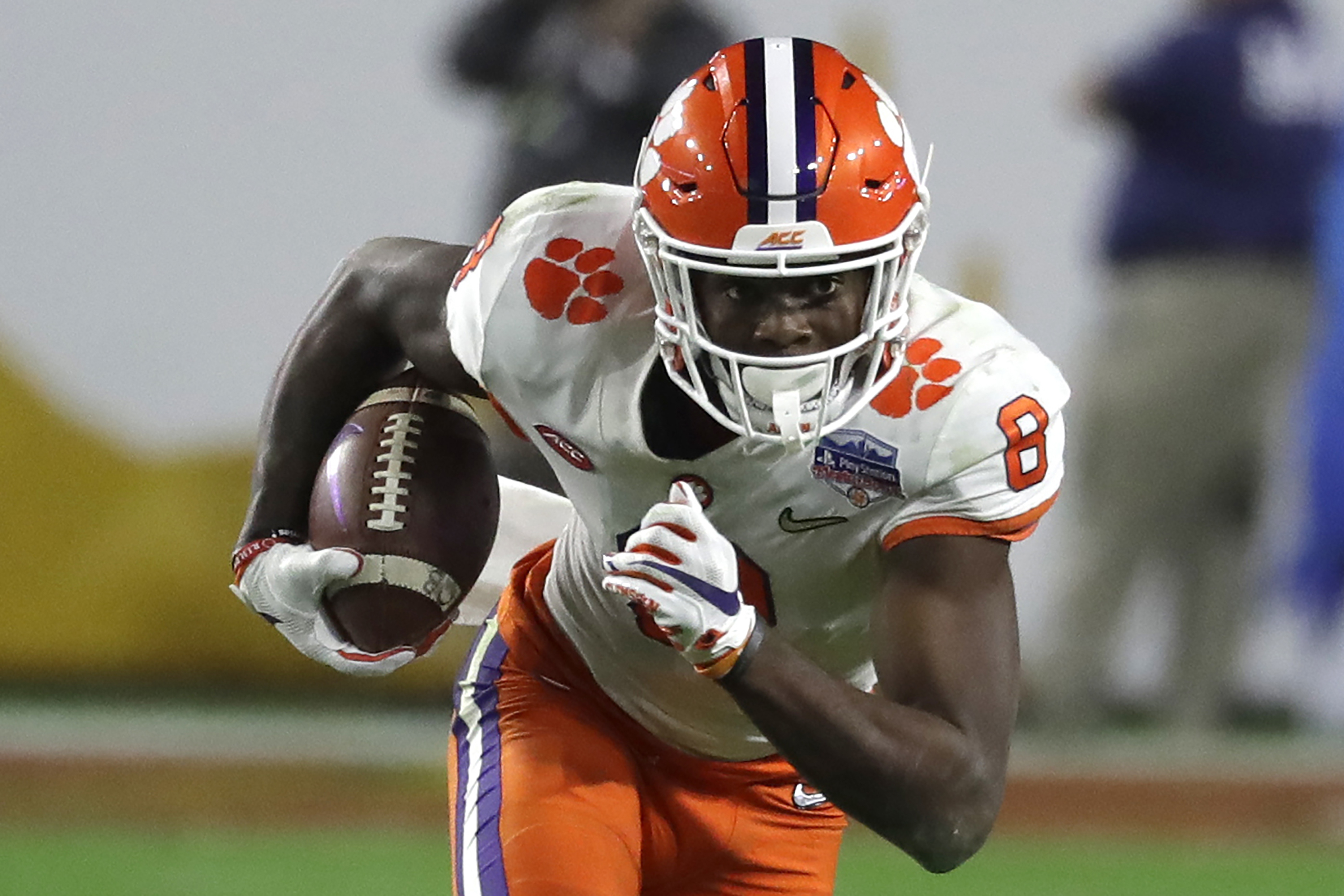 Kansas City Chiefs wide receiver Justyn Ross goes UP to pull in 3-yard TD