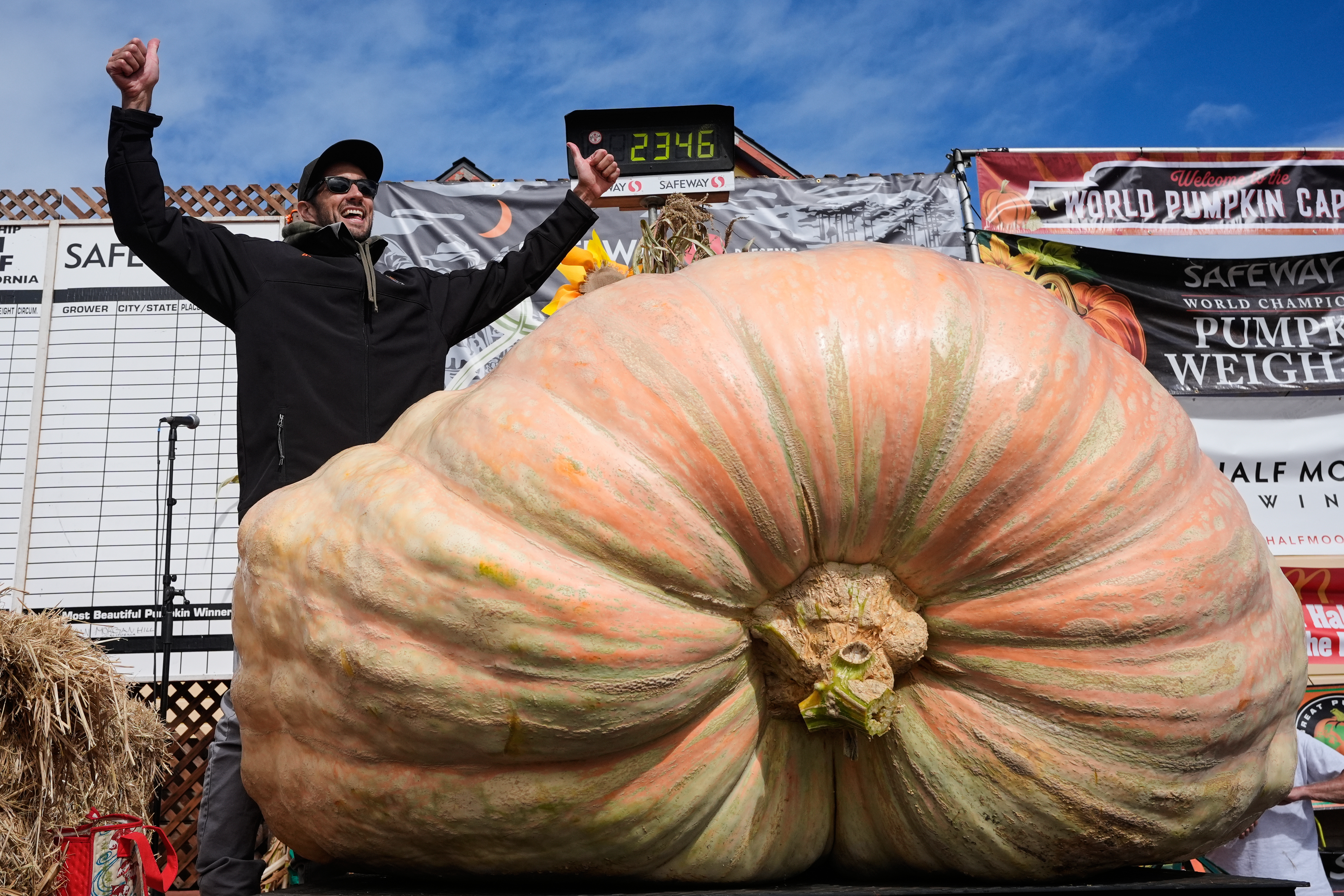 California engineer wins pumpkin contest with 2,346-pound gourd