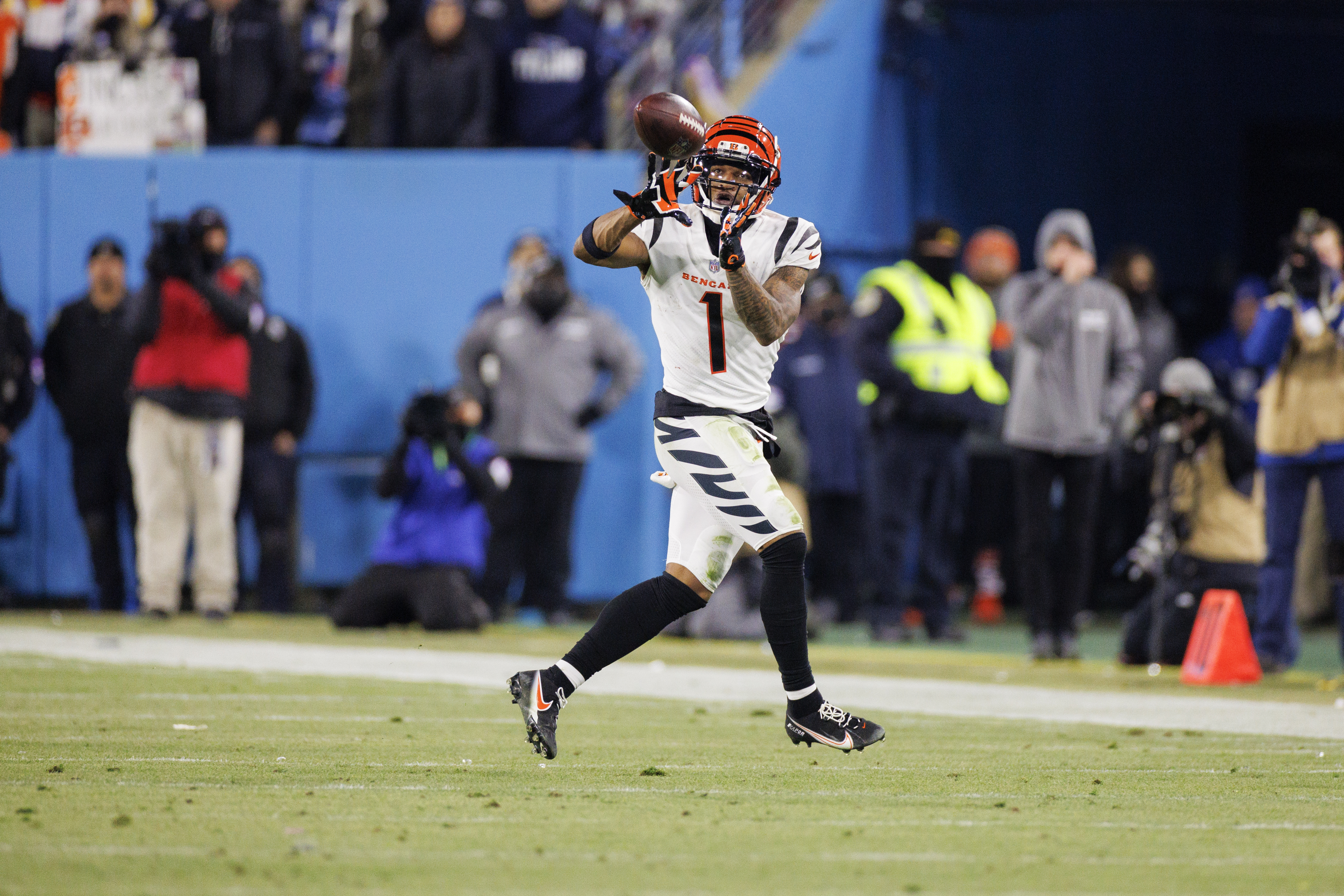 Joe Burrow kisses Evan McPherson after Bengals beat Titans at the