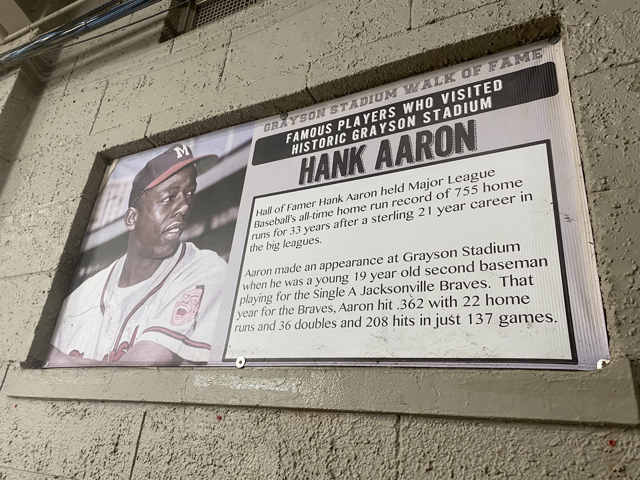 Download Hank Aaron Looking Up Wallpaper