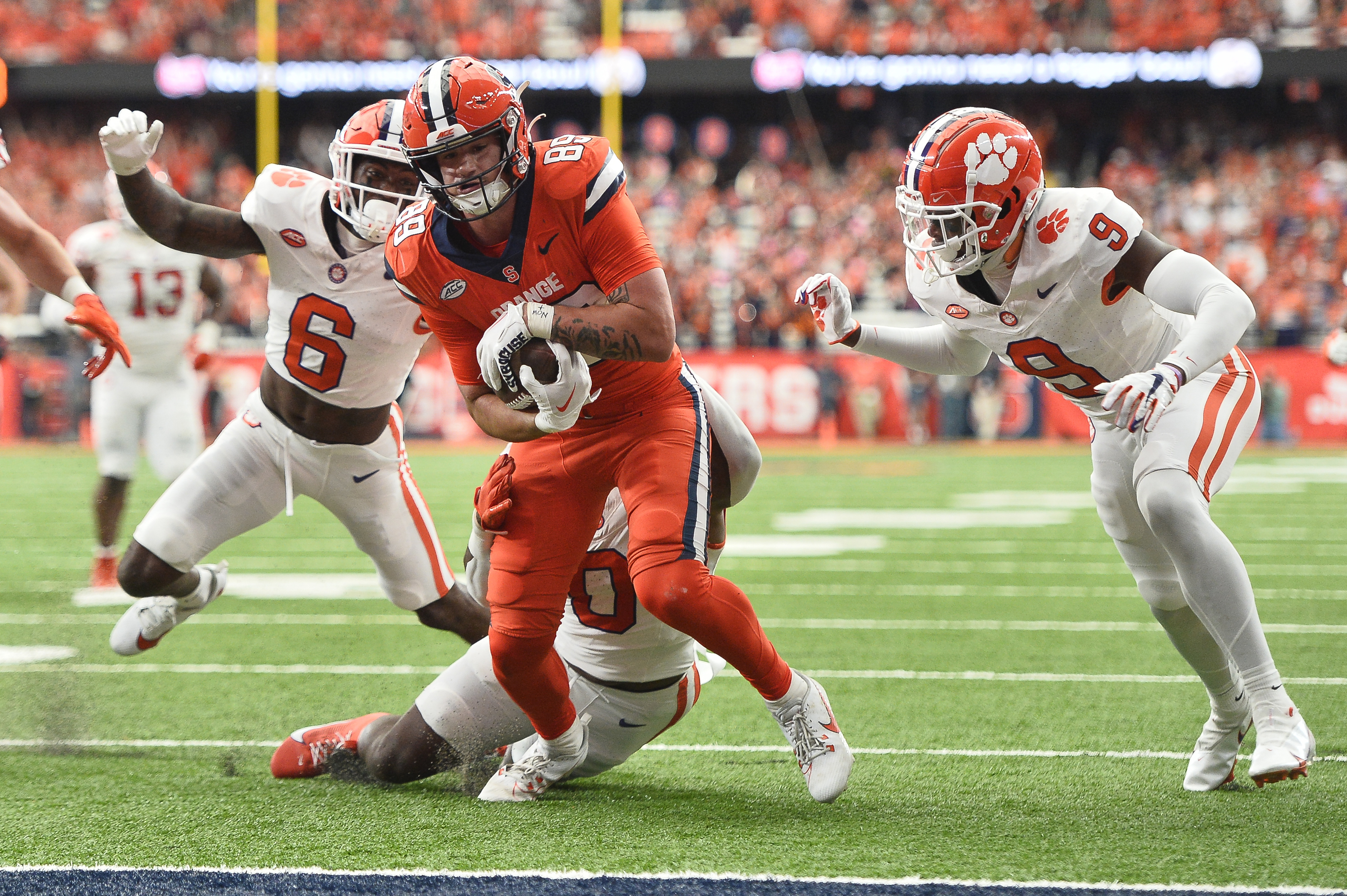 Amick's grand slam delivers a walk-off win for Clemson