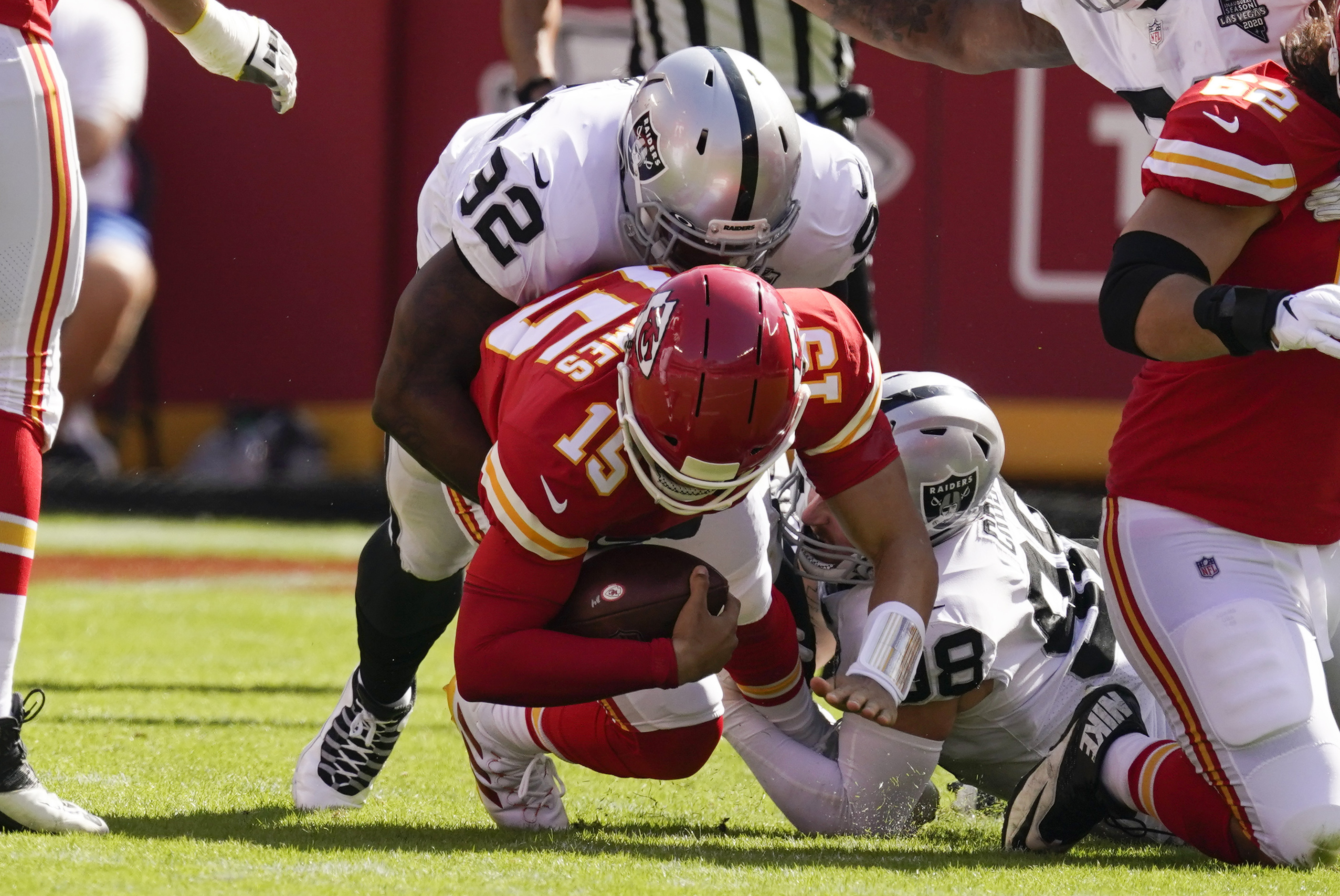 Carr Helps Raiders Snap Chiefs' 13-Game Win Streak, 40-32