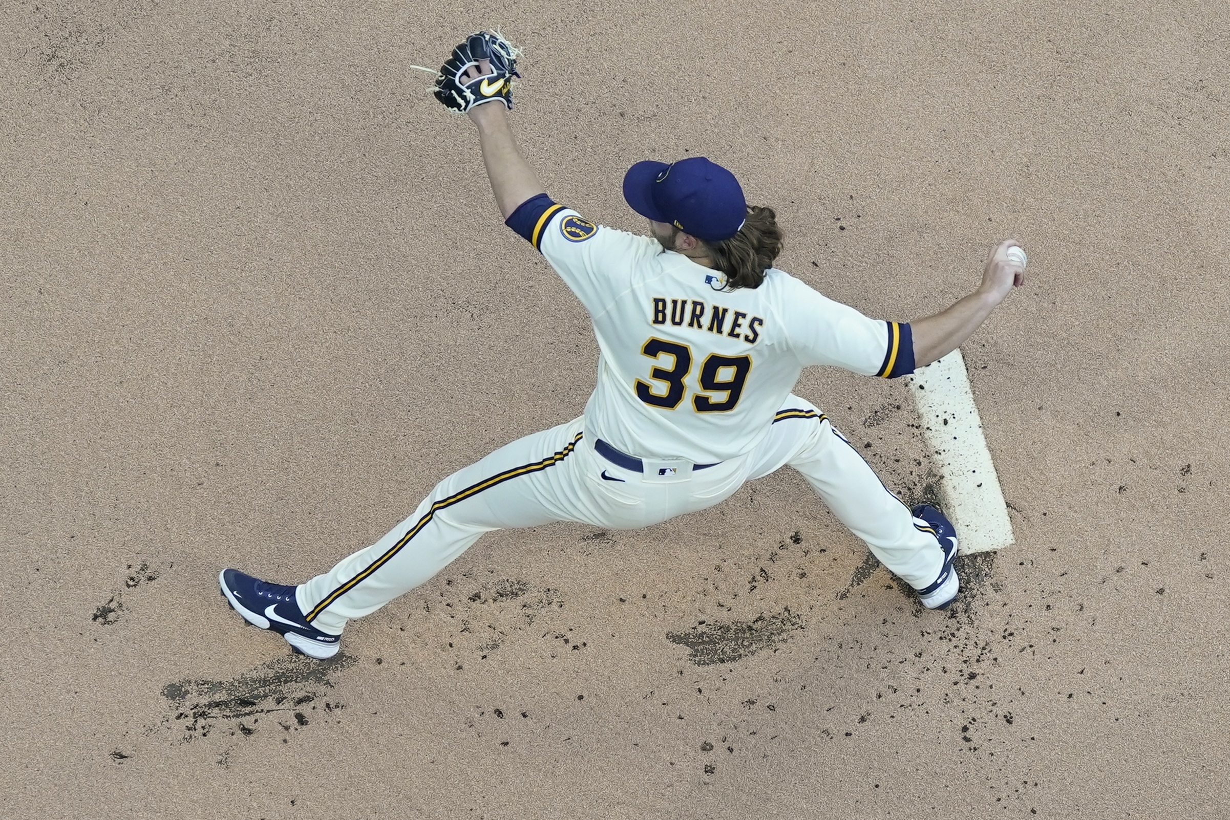 Burnes stays hot as Brewers blank Phillies, 4-0