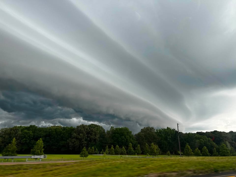Friday morning storms roll through West Tennessee with major shelf