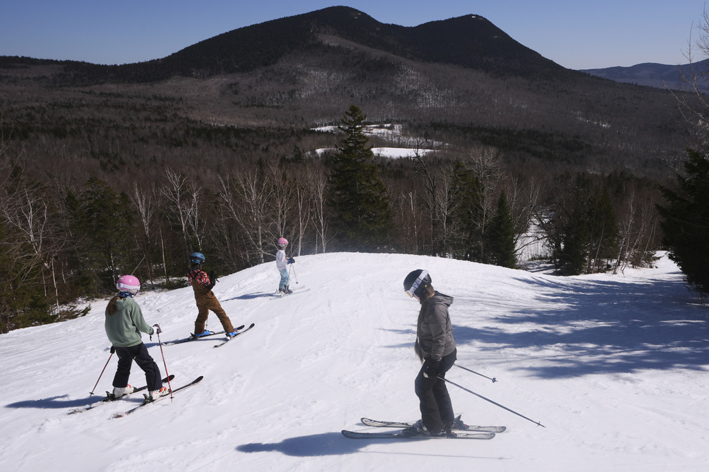 Black Mountain celebrates settlement with free ski day