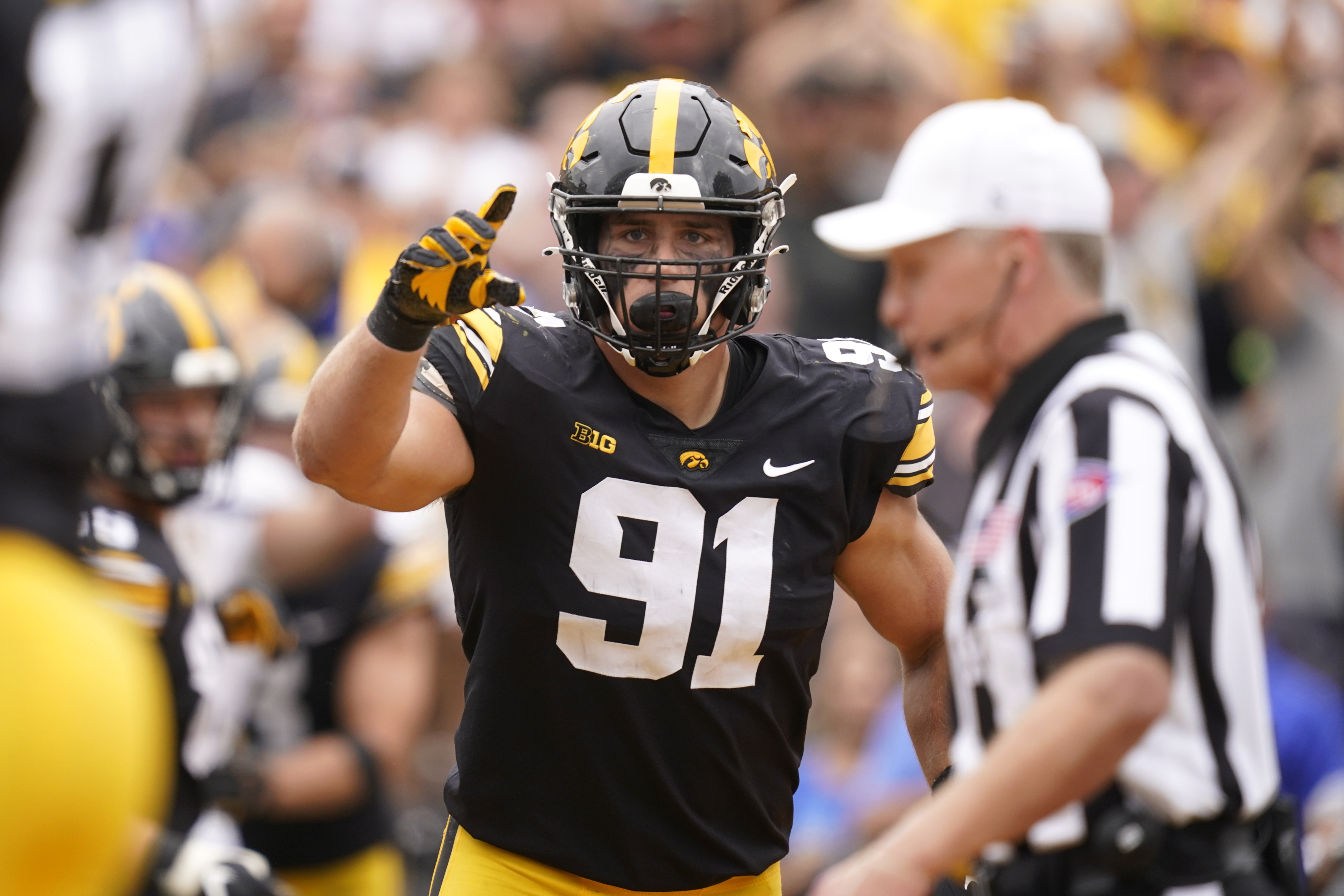 Packers select Iowa LB Lukas Van Ness at No. 13