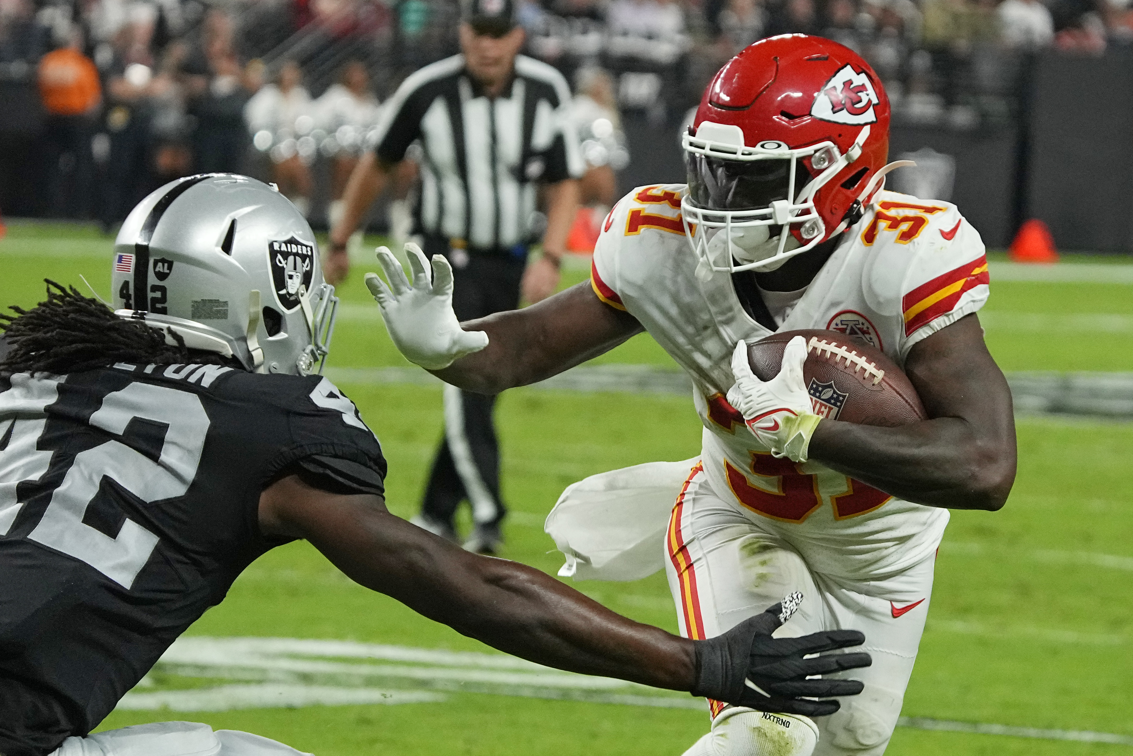 Sunday's NFL: Mahomes' 5 TD passes lead Chiefs past Raiders 41-14