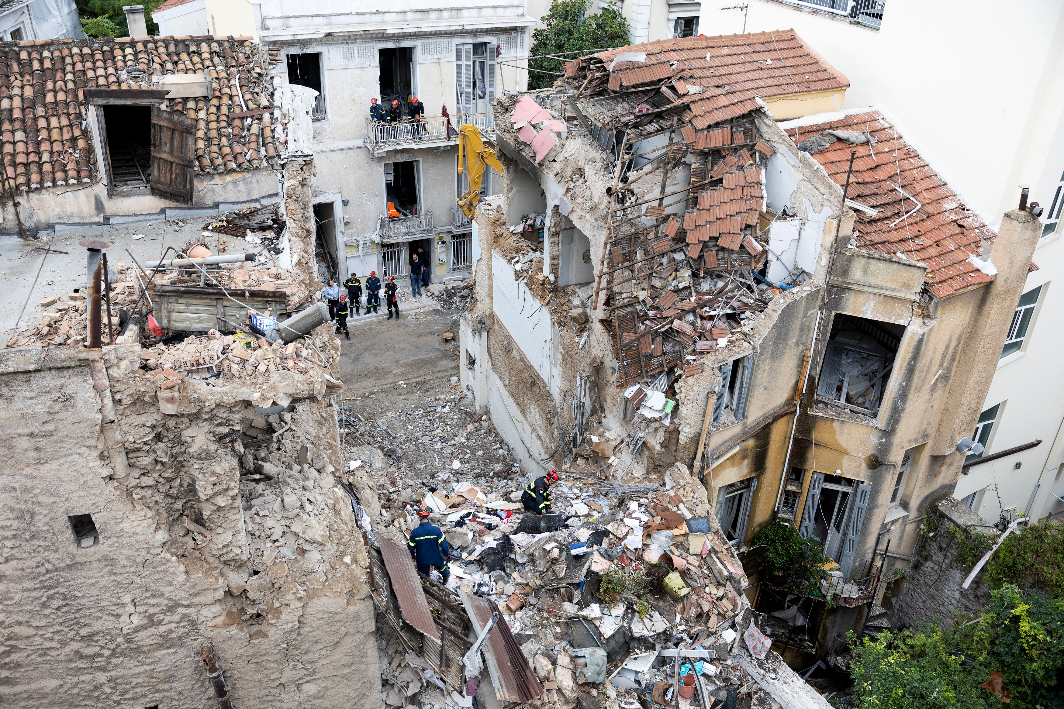 Bodies of 6 people, including 4 Americans, recovered from collapsed building in Athens, Greece