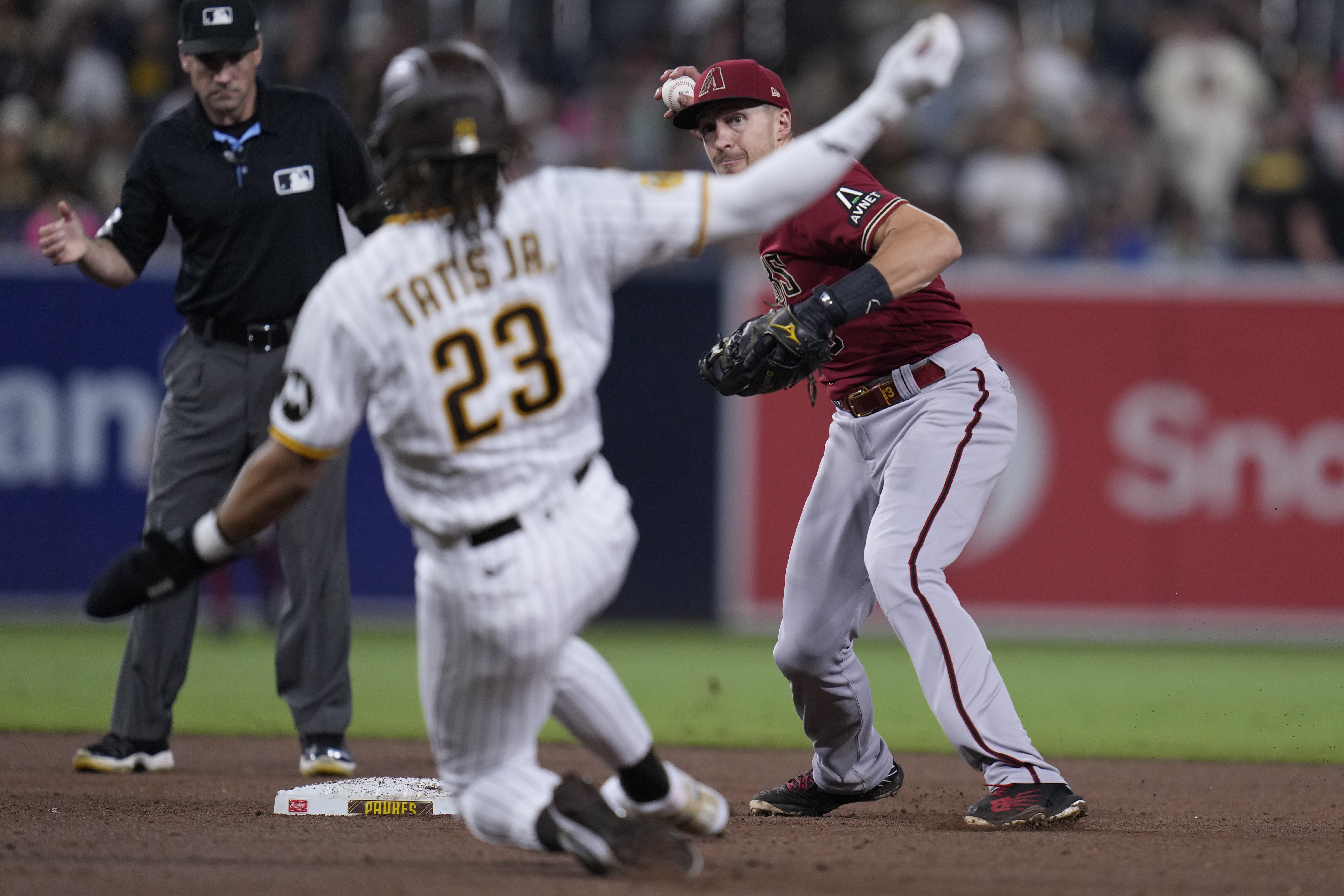 Diamondbacks blow lead with two outs in bottom of 9th, fall to Padres